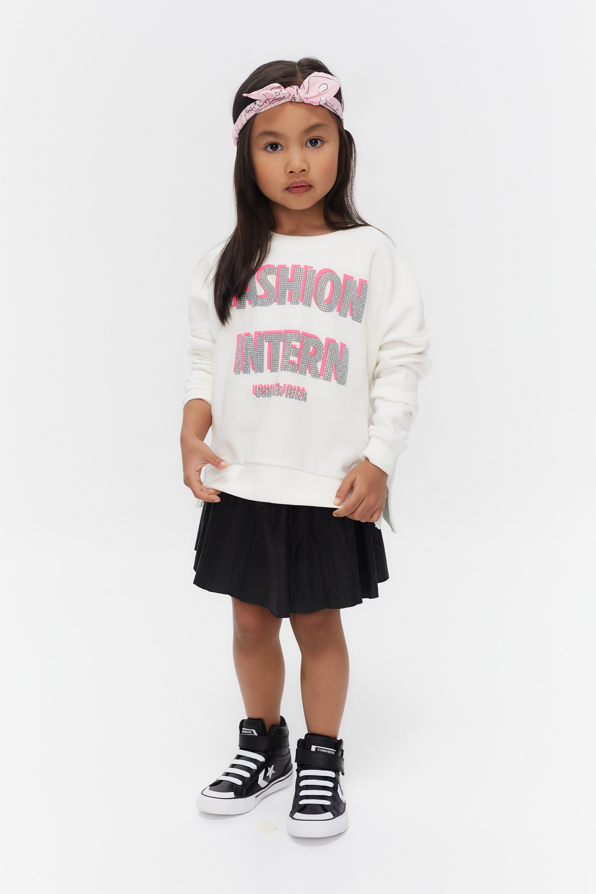 Cropped sweatshirt with round neck and long sleeves washed with peach effect. Contrast combined rhinestone print detail on the front. Side slits. Ribbed finishes.