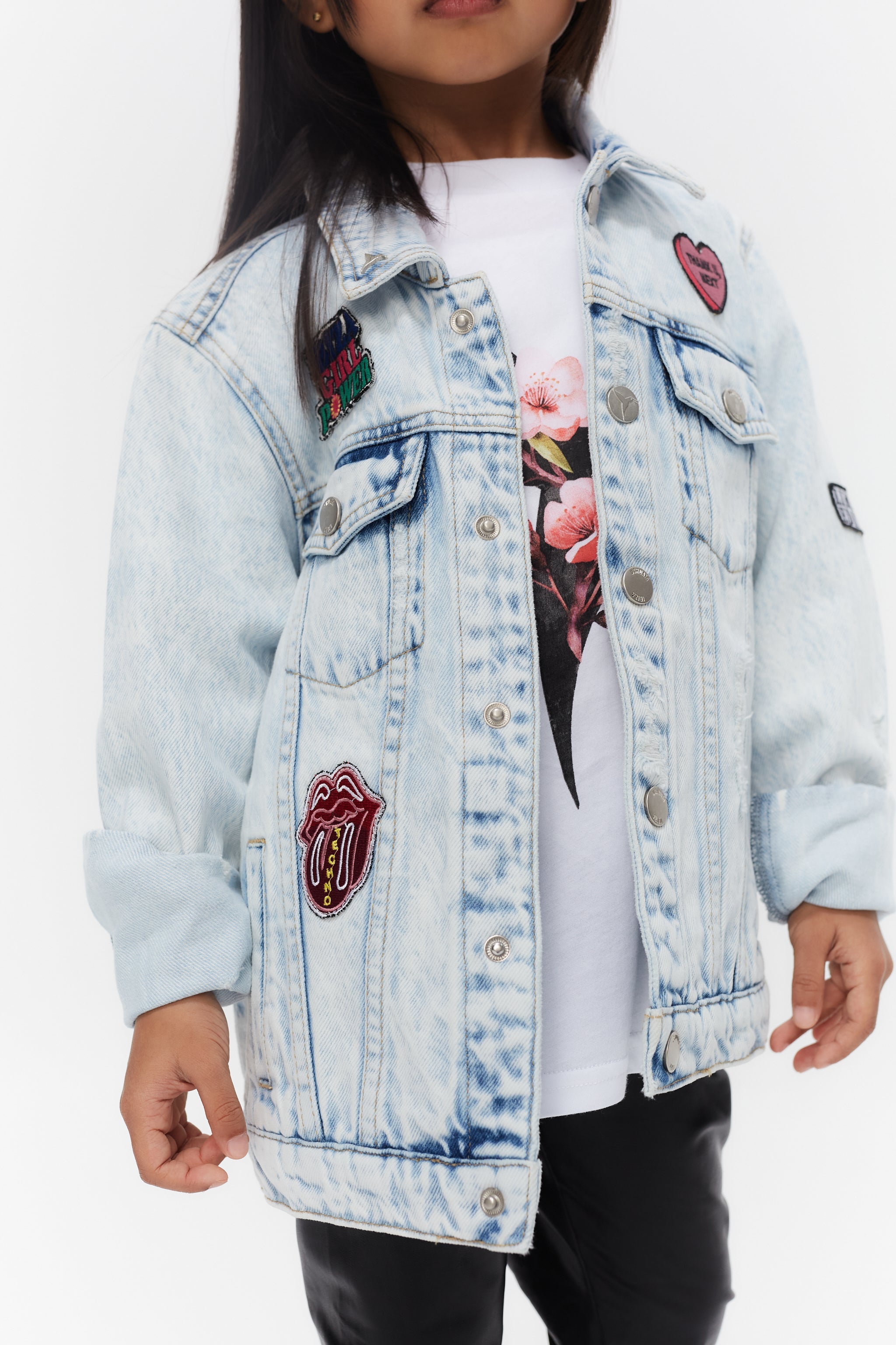 Jacket with lapel collar and long sleeves. Front pockets. Front closure with snaps. Detail of patches applied on the front and embroidered print on the back.