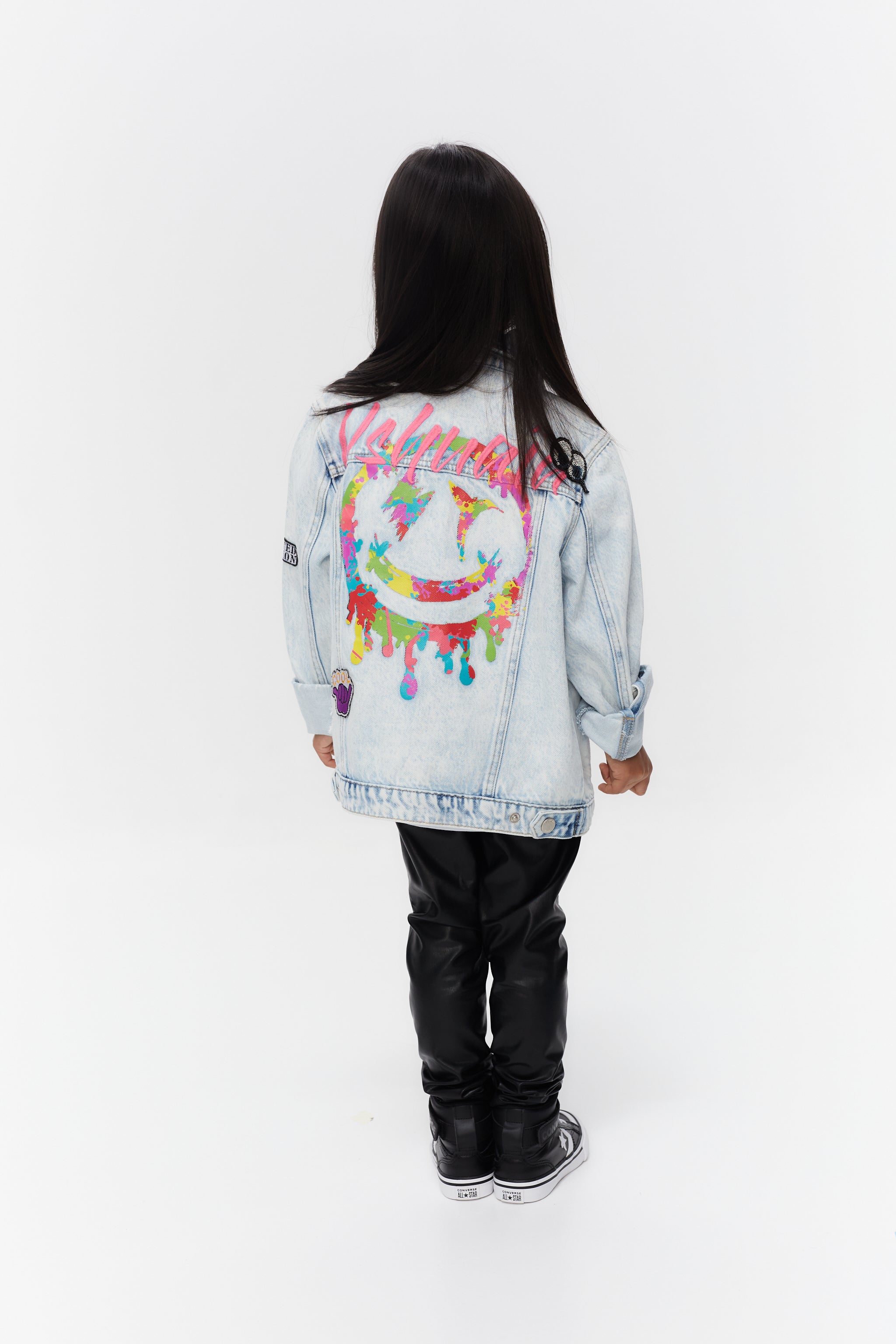 Jacket with lapel collar and long sleeves. Front pockets. Front closure with snaps. Detail of patches applied on the front and embroidered print on the back.