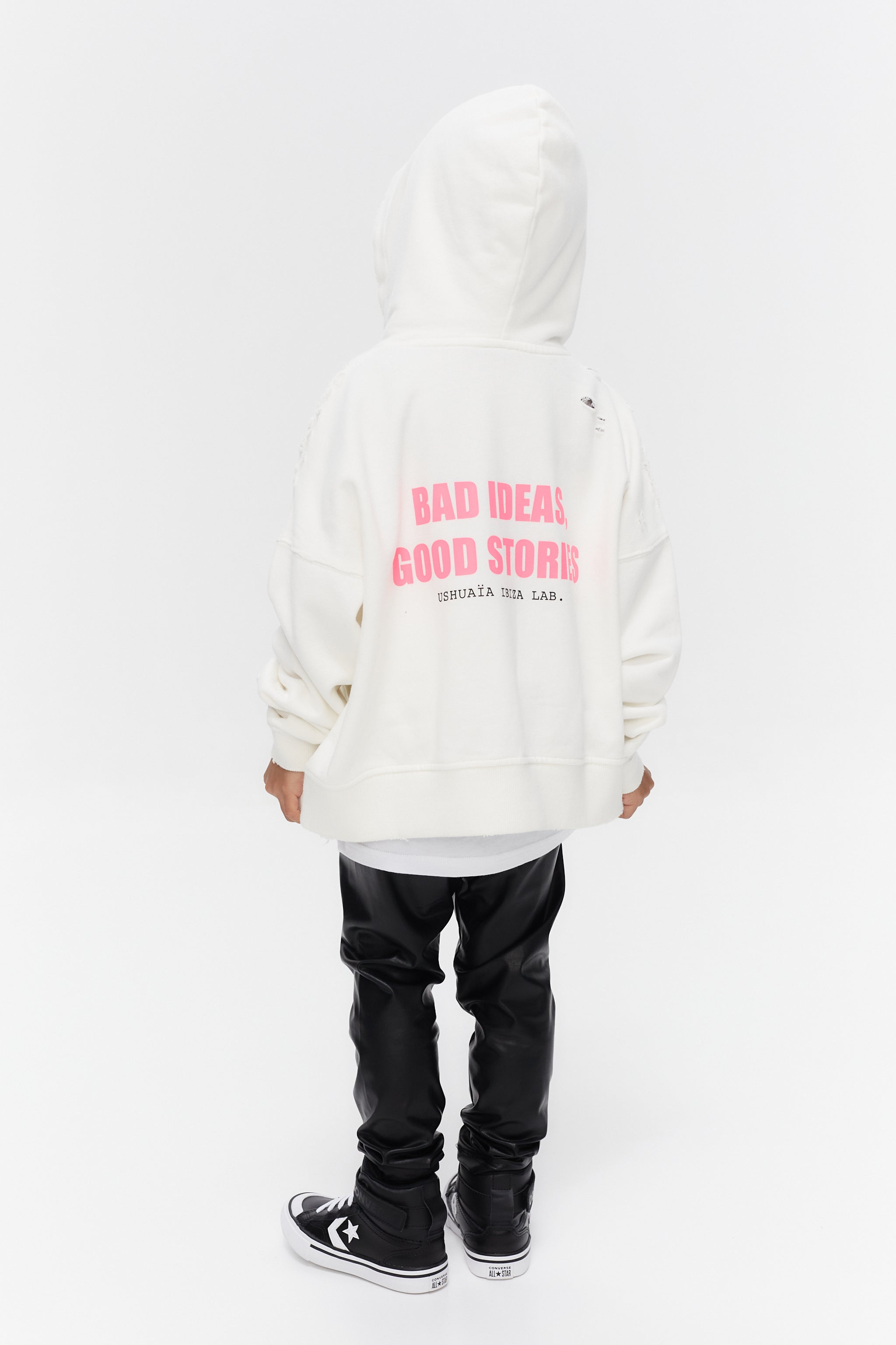 Oversized hoodie with long sleeves washed with peach effect. Contrast combined print detail on front and back. Front welt pockets. Wear and rubbing on cuffs and seams.