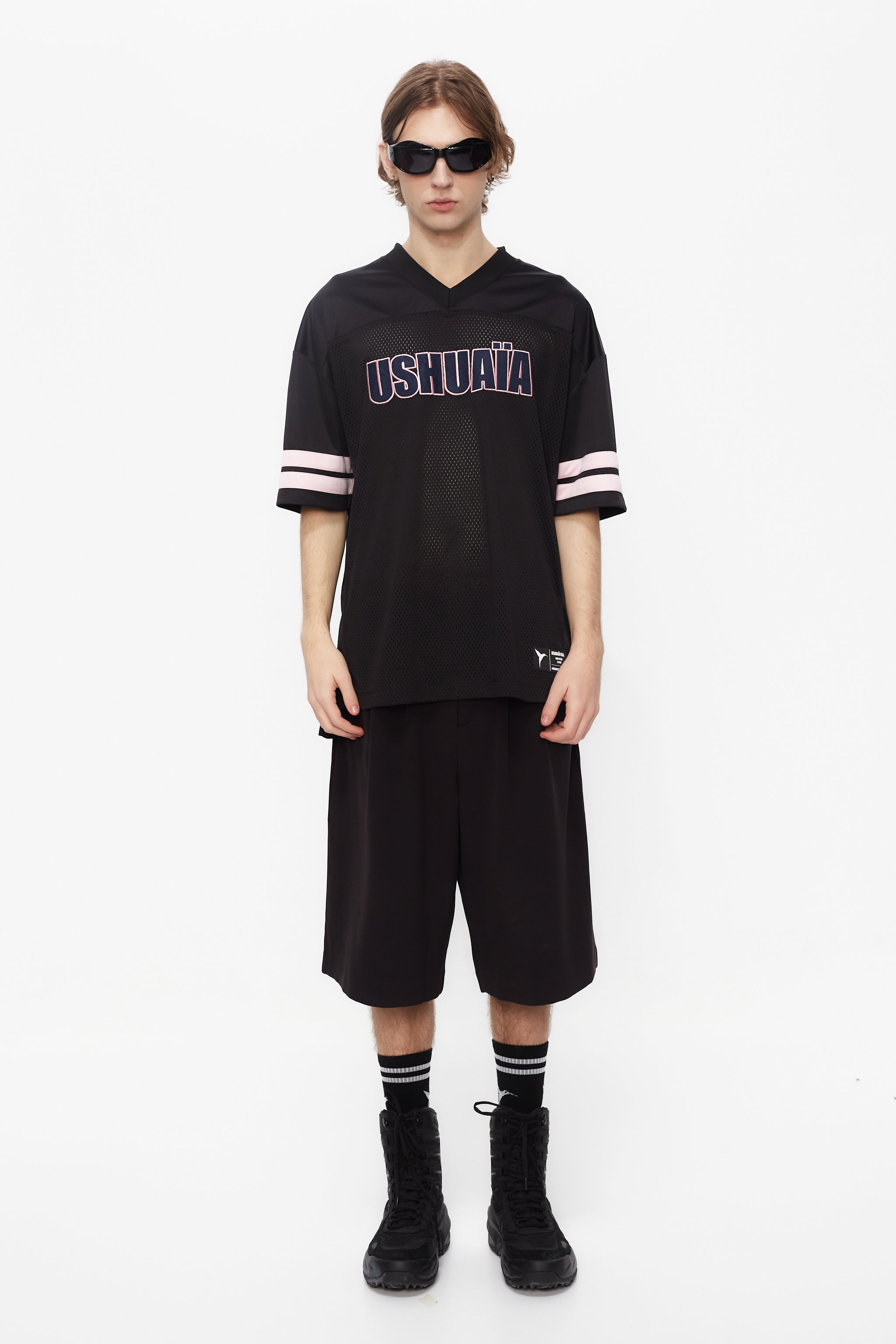 Combined rugby style T-shirt made of technical and mesh fabric, lightweight and breathable. V-neck and Short sleeves. Detail of contrasting combined applications on the front and back.