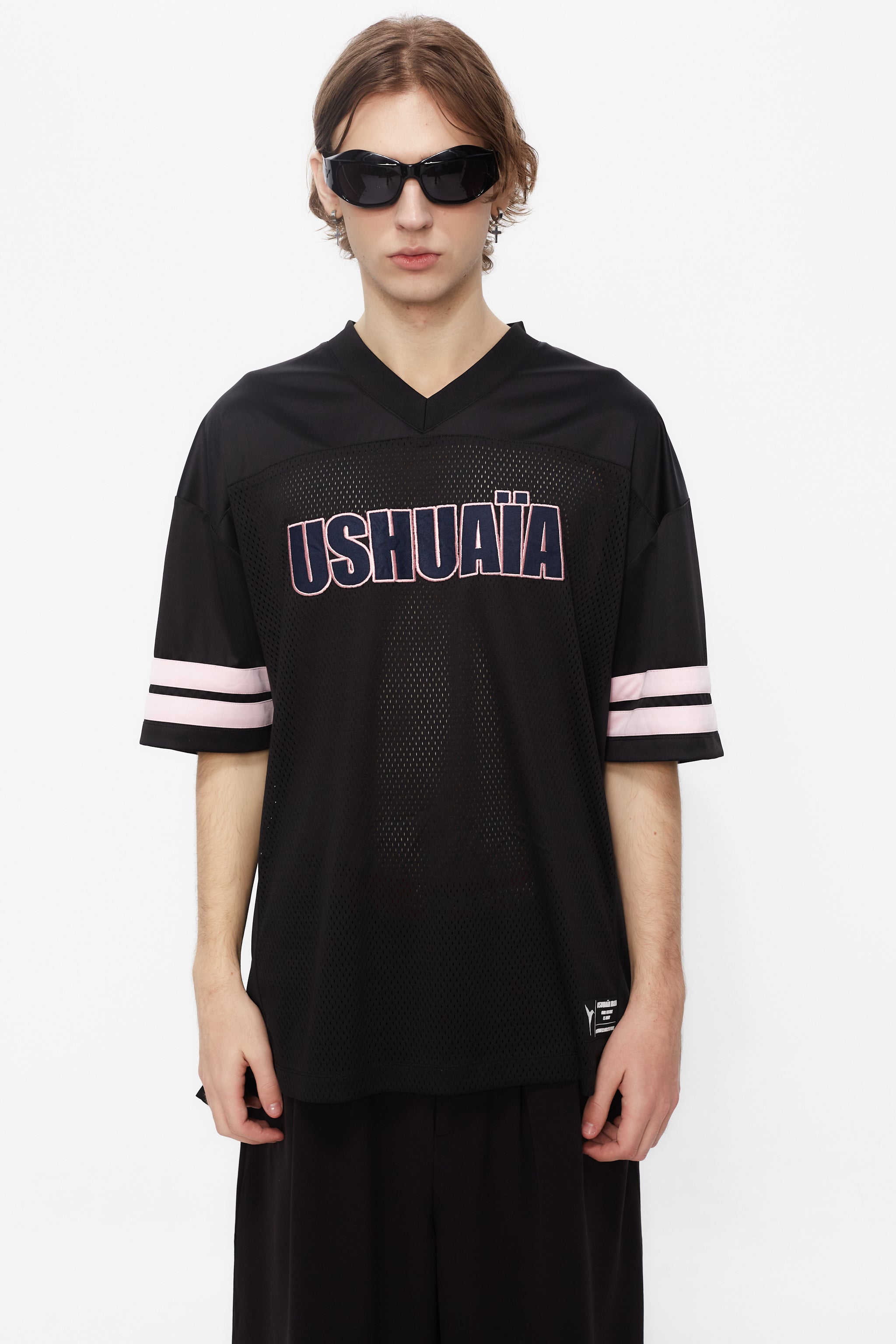 Combined rugby style T-shirt made of technical and mesh fabric, lightweight and breathable. V-neck and Short sleeves. Detail of contrasting combined applications on the front and back.