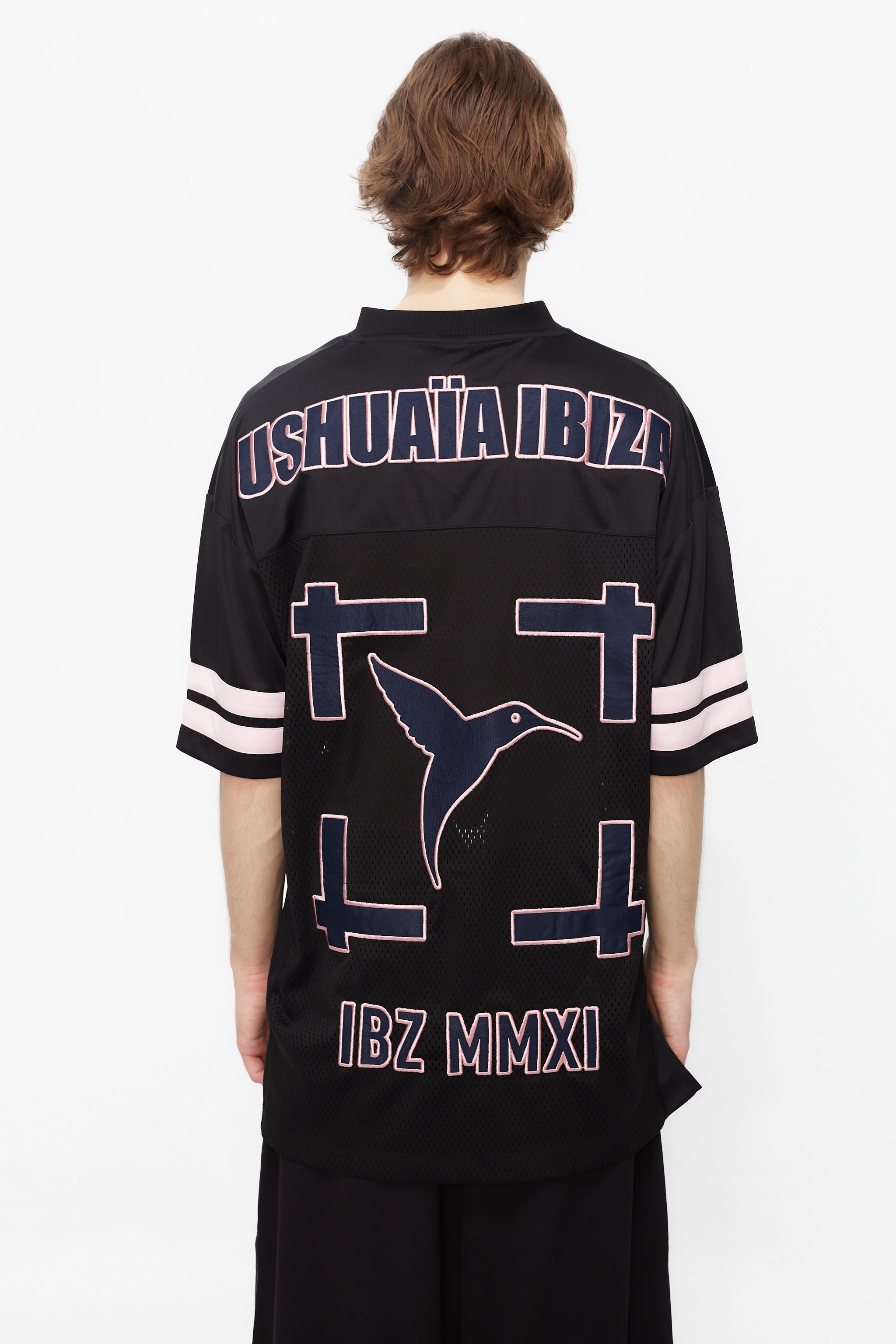Combined rugby style T-shirt made of technical and mesh fabric, lightweight and breathable. V-neck and Short sleeves. Detail of contrasting combined applications on the front and back.