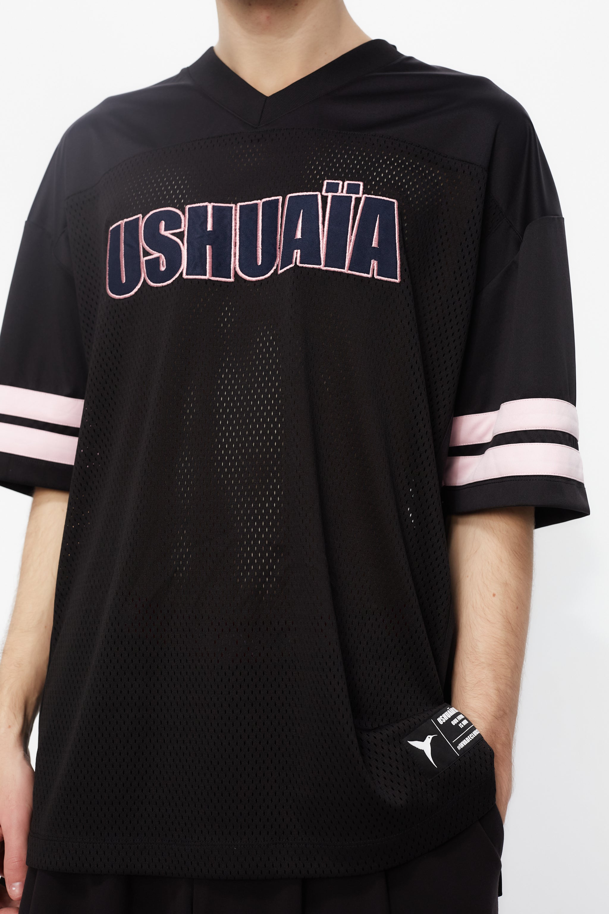 Combined rugby style T-shirt made of technical and mesh fabric, lightweight and breathable. V-neck and Short sleeves. Detail of contrasting combined applications on the front and back.