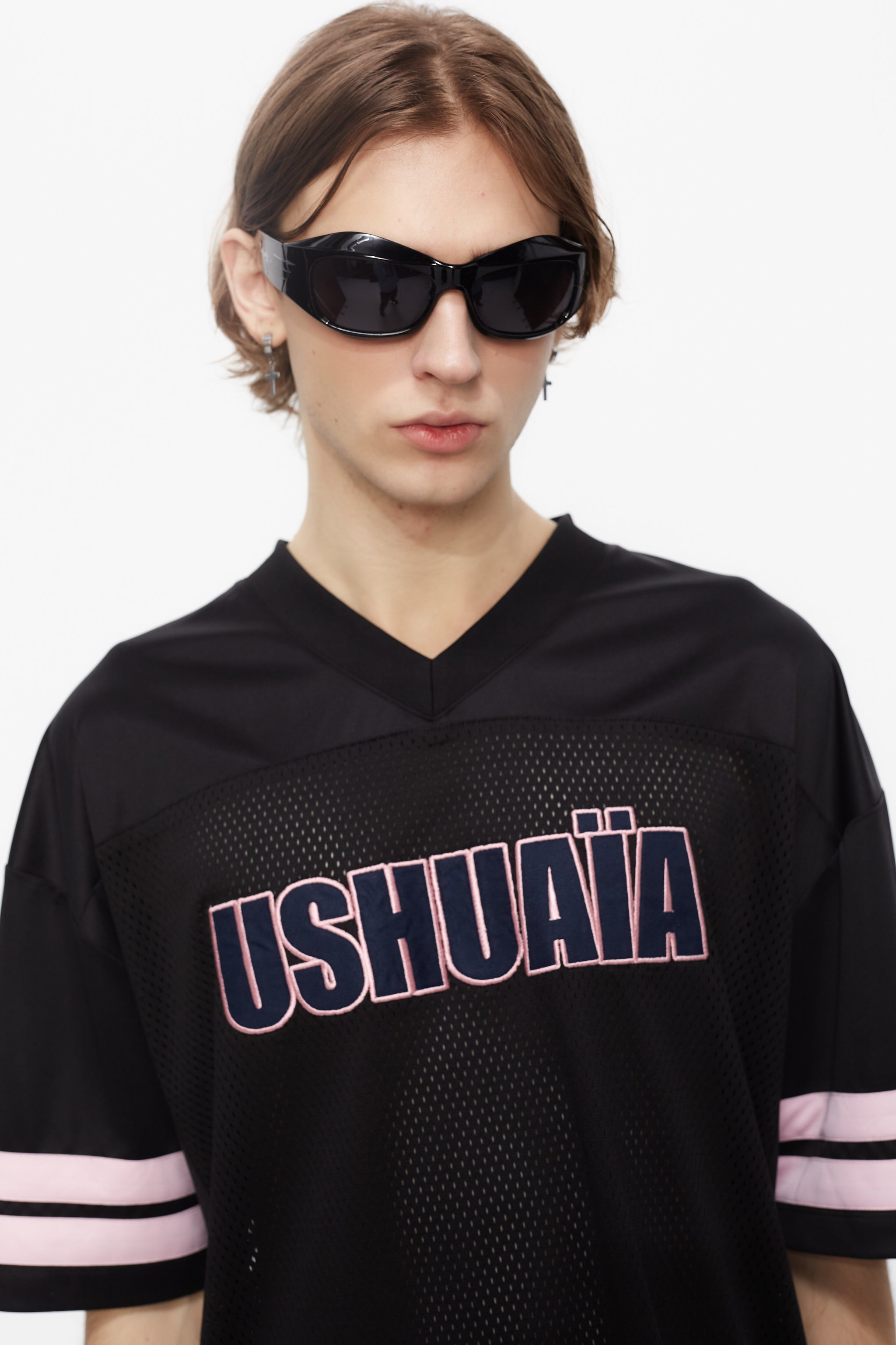 Combined rugby style T-shirt made of technical and mesh fabric, lightweight and breathable. V-neck and Short sleeves. Detail of contrasting combined applications on the front and back.