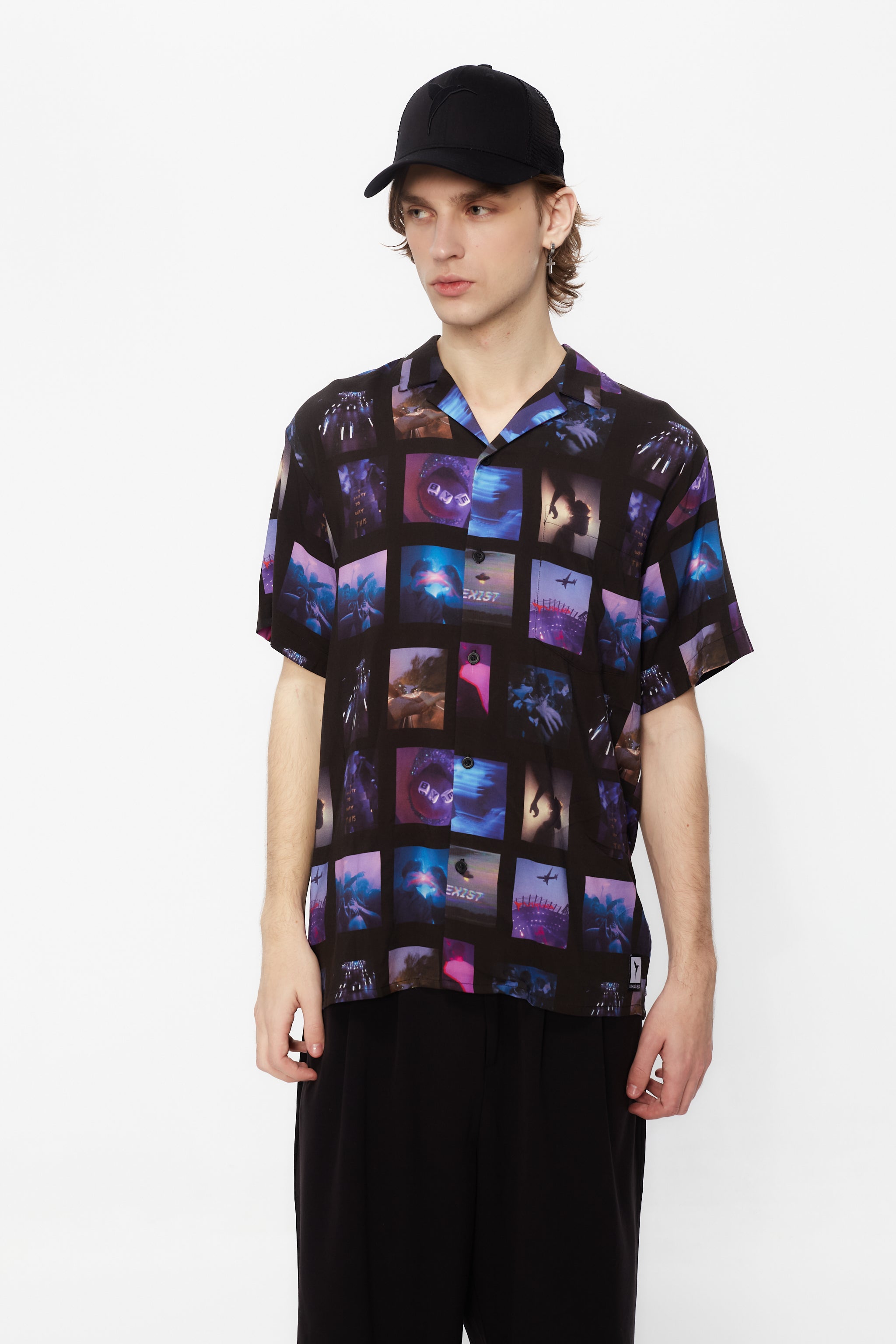 Printed shirt made of blend fabric. Lapel collar and short sleeve. Front button closure. Patch detail on the front and personalized label on the back.