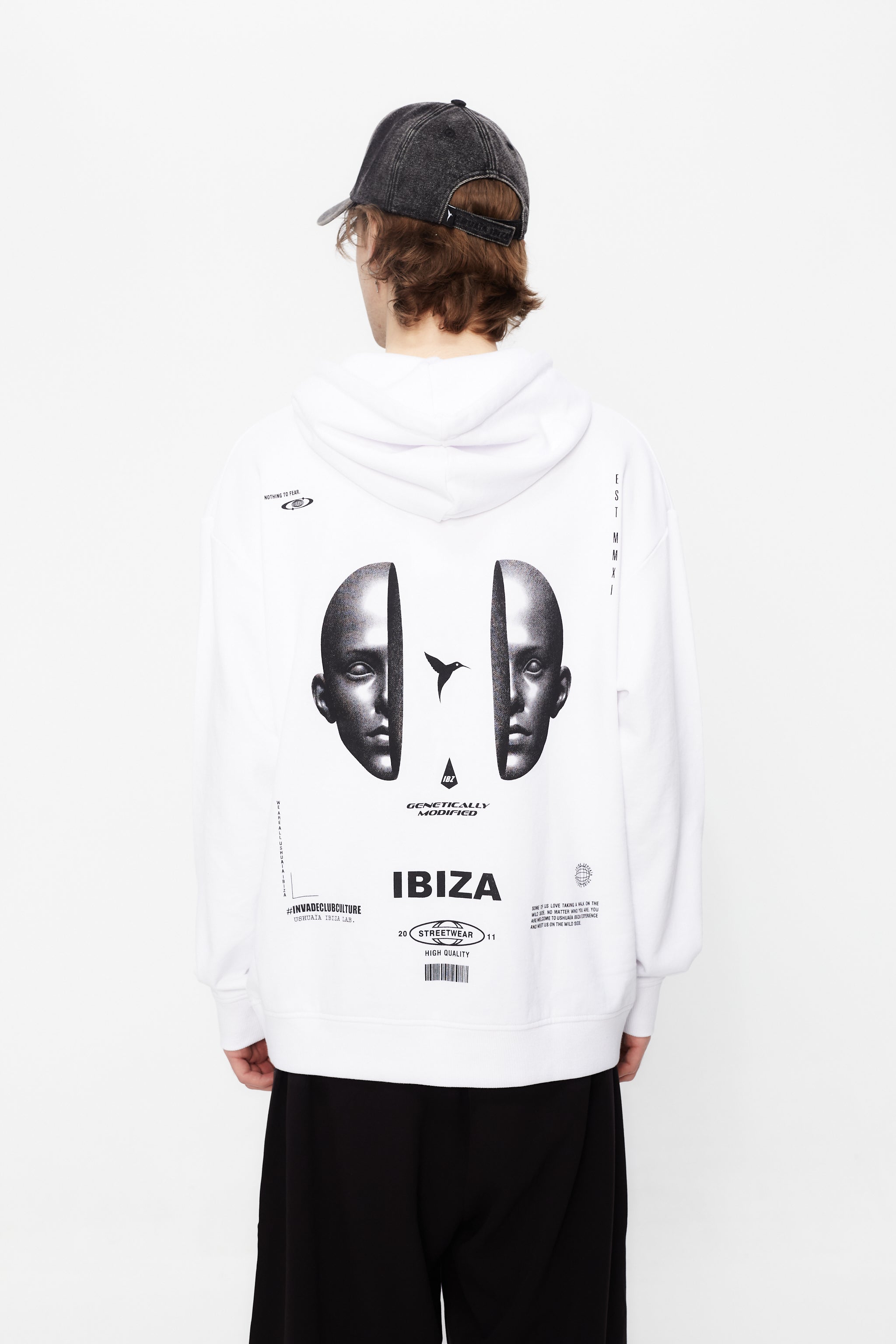 Oversized sweatshirt with adjustable hood with drawstring and long sleeves. Contrast combined print detail on front and back. Kangaroo pocket on the front. Ribbed finishes.
LIMITED EDITION
COMPOSITION:
100% Cotton