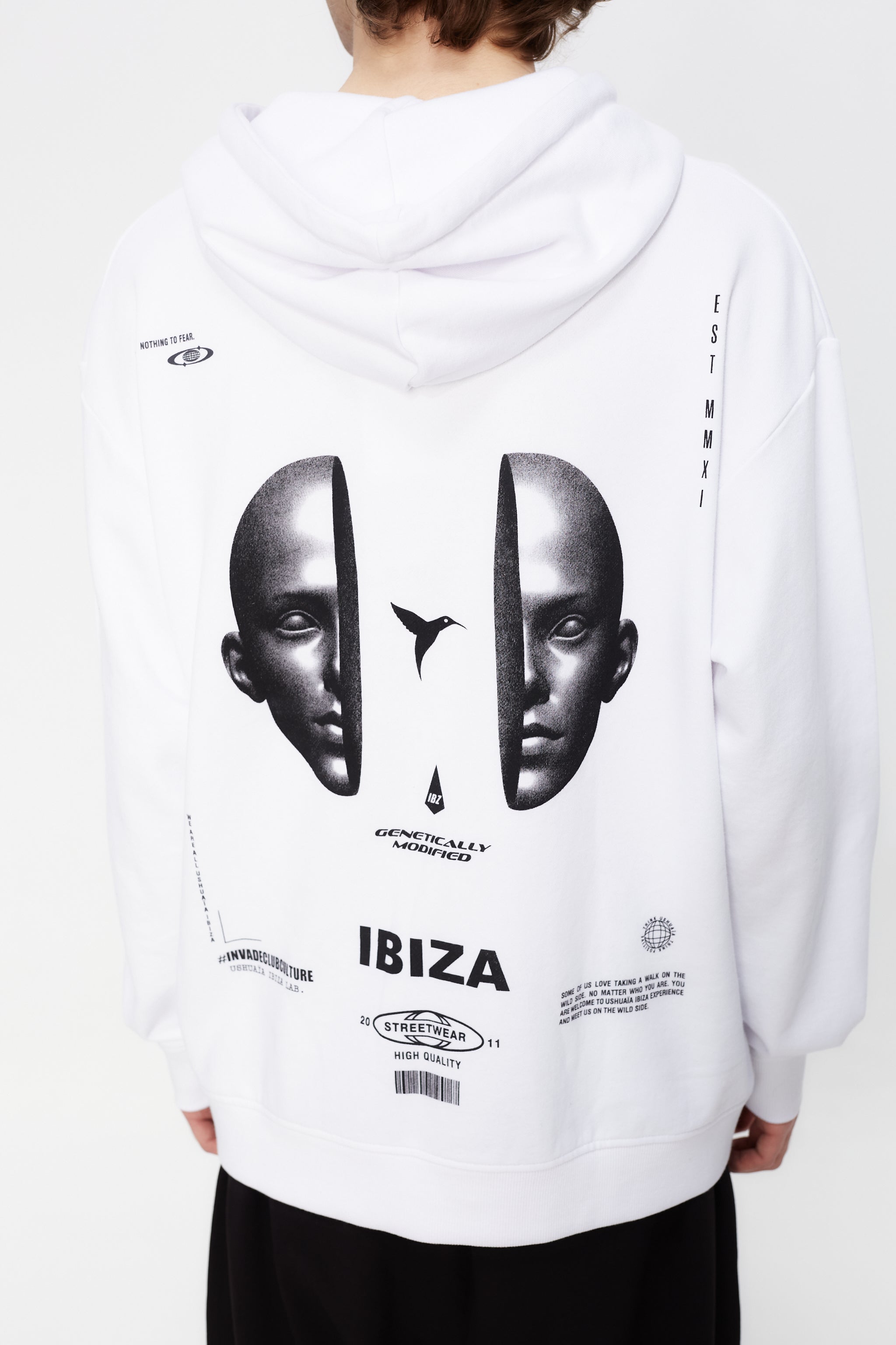 Oversized sweatshirt with adjustable hood with drawstring and long sleeves. Contrast combined print detail on front and back. Kangaroo pocket on the front. Ribbed finishes.
LIMITED EDITION
COMPOSITION:
100% Cotton