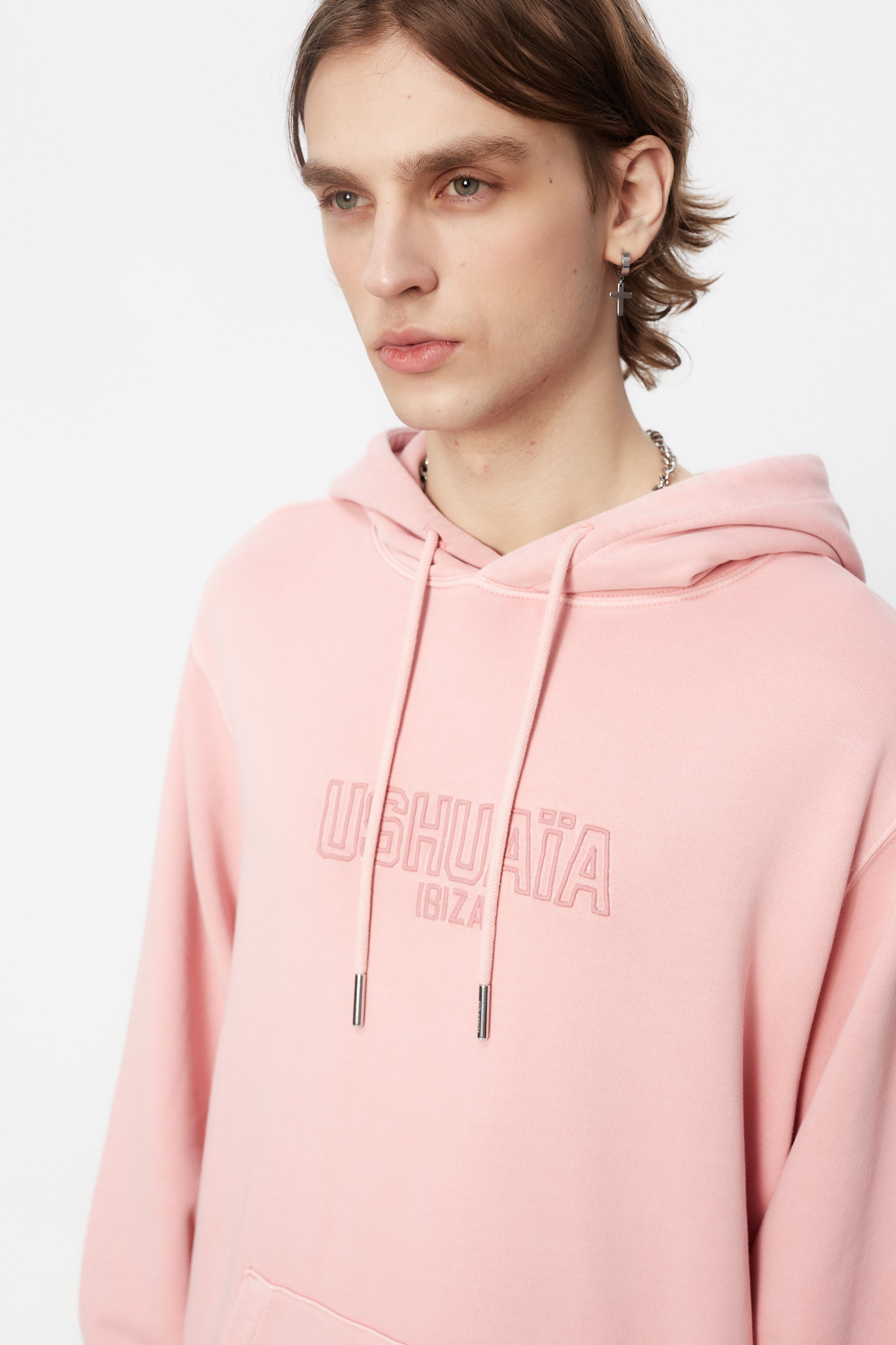 Regular fit garment dye sweatshirt with adjustable hood with drawstring and long sleeves. Contrasting combined embroidery detail on the front. Kangaroo pocket on the front. Ribbed finishes.