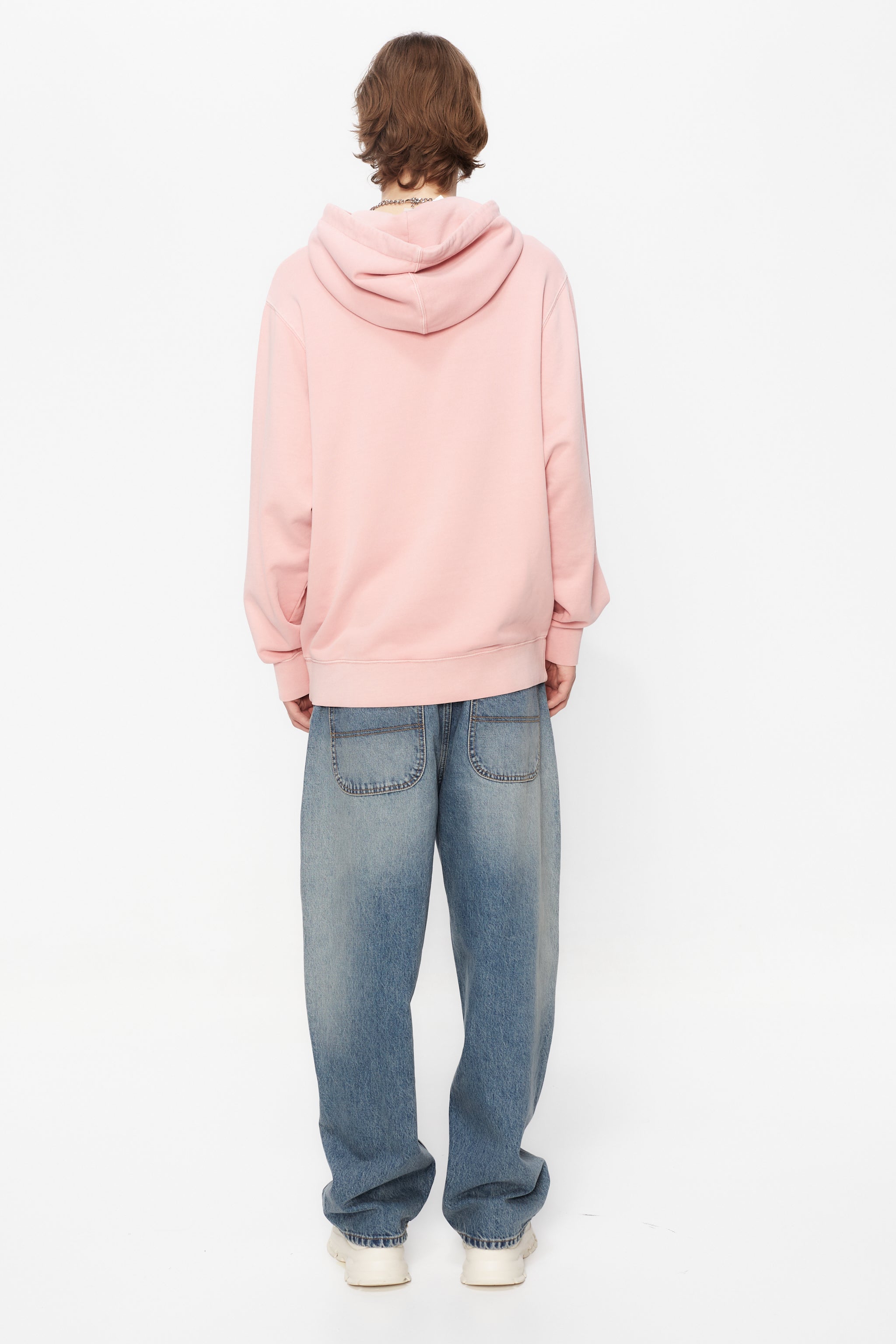 Regular fit garment dye sweatshirt with adjustable hood with drawstring and long sleeves. Contrasting combined embroidery detail on the front. Kangaroo pocket on the front. Ribbed finishes.