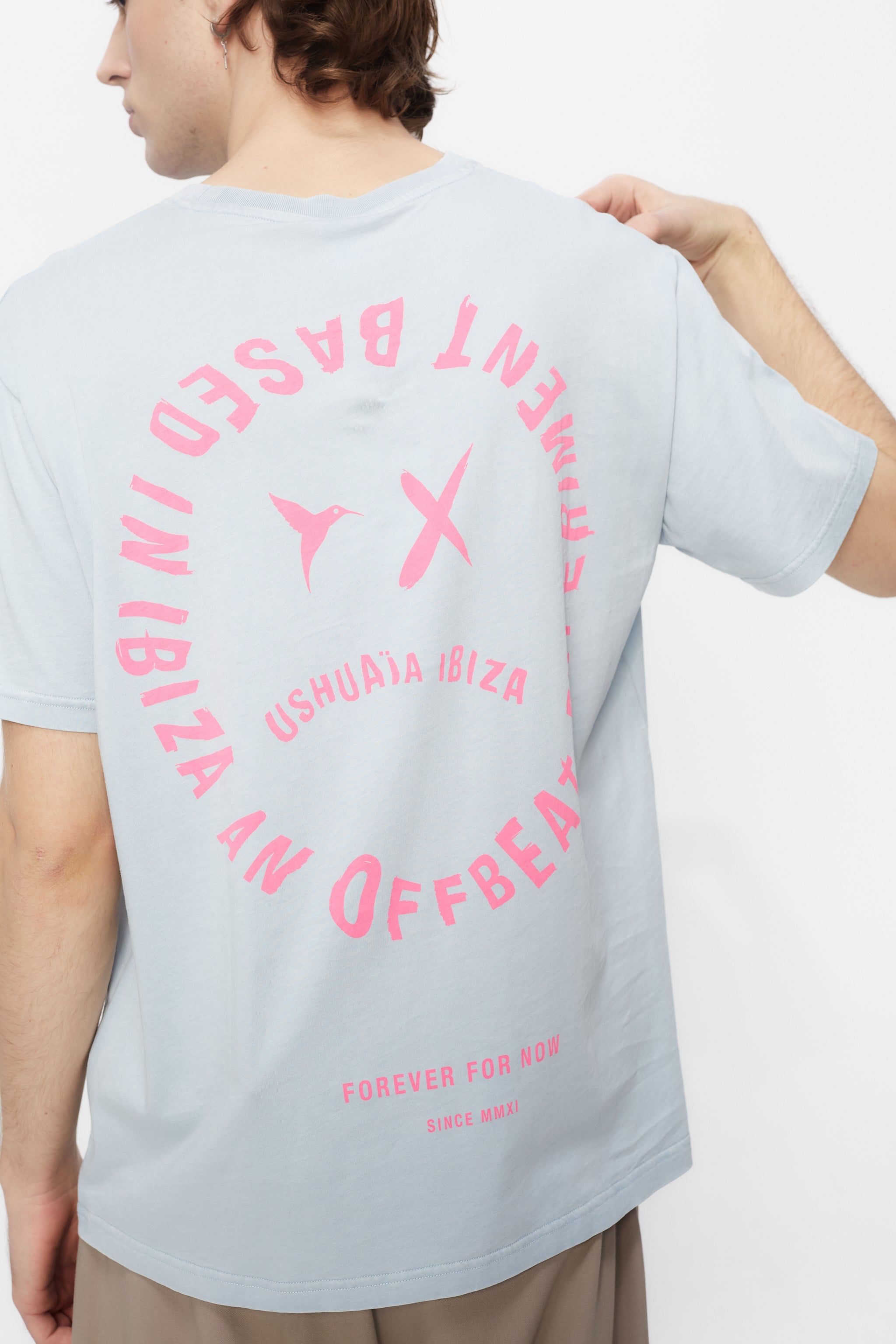 Regular fit t-shirt with round neck and washed short sleeves with fade out effect. Contrast combined print detail on front and back.