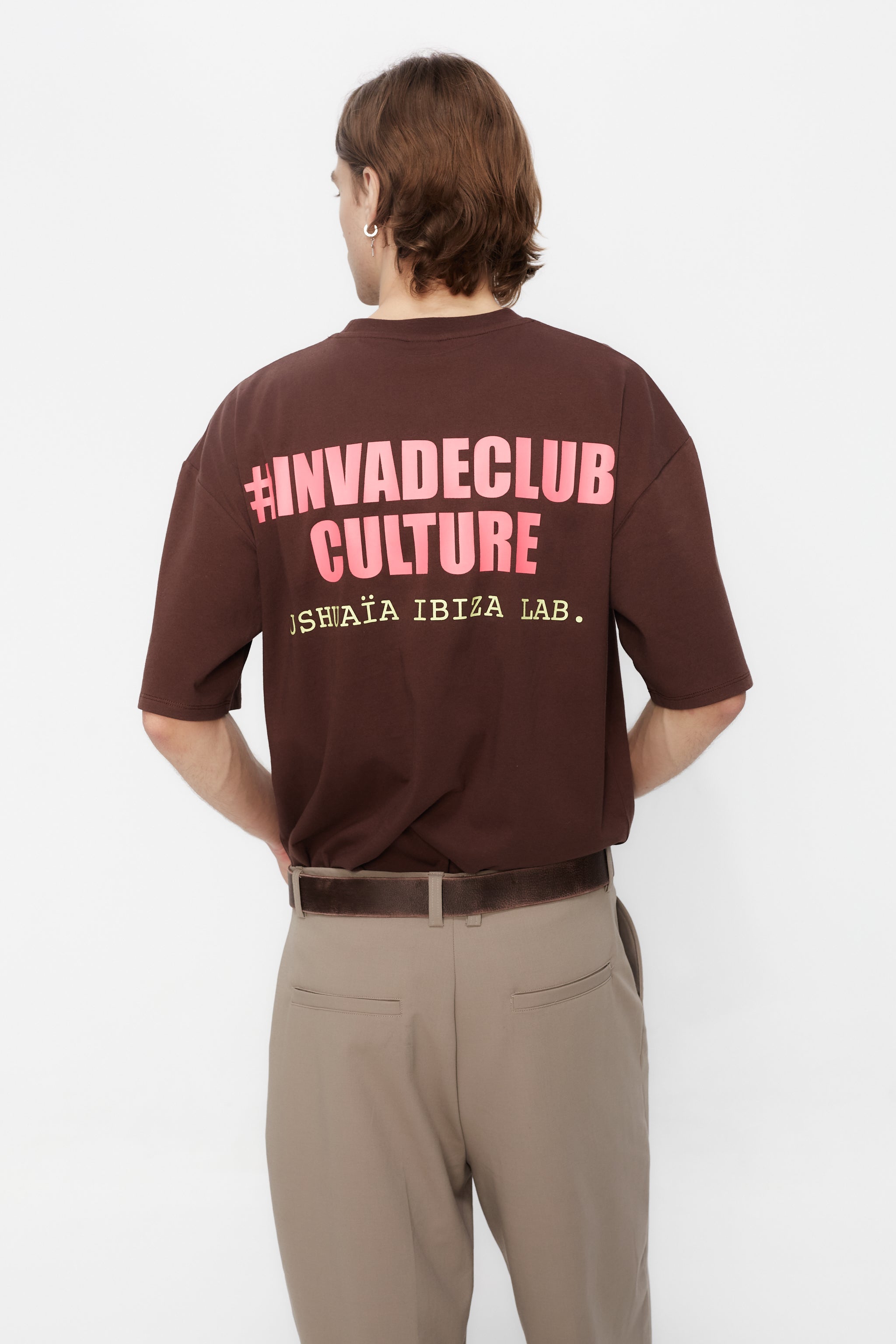 Oversized t-shirt with round neck and short sleeves. Contrast combined print detail on front and back