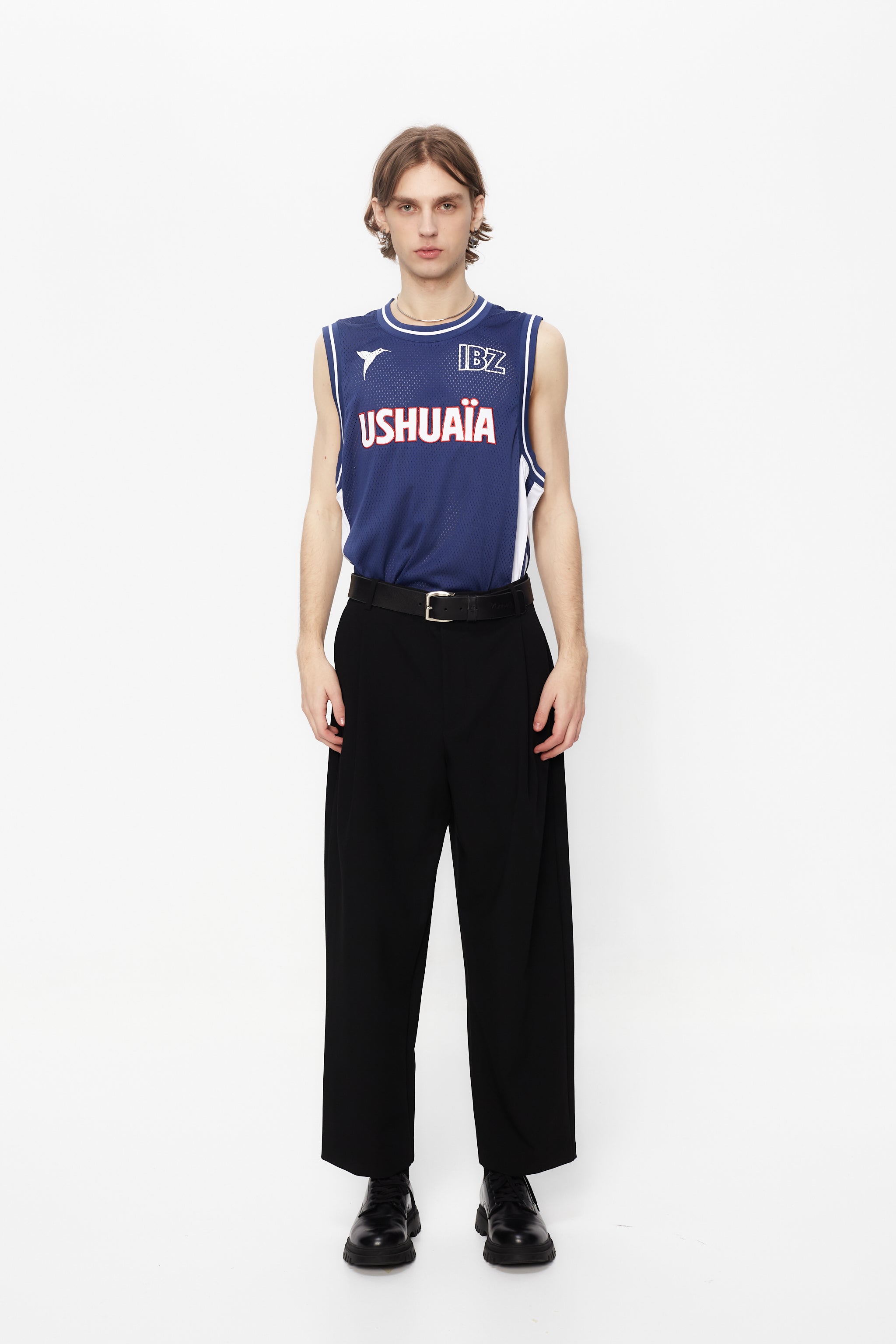 Basket shirt made of mesh fabric, lightweight and breathable. Round neck and ribbed armhole sleeves. Contrast combined print and application detail on front and back. Patch on the front.