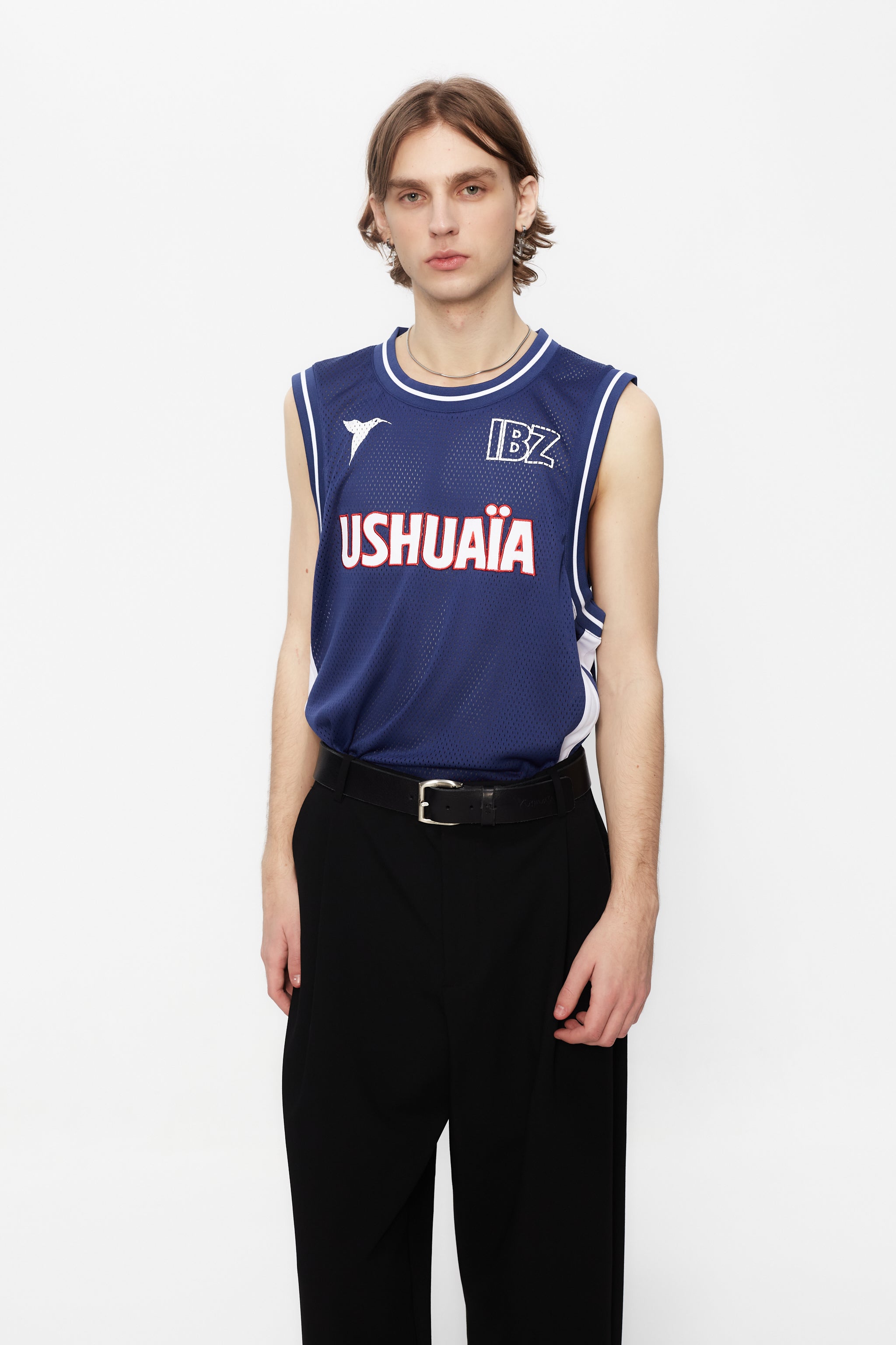 Basket shirt made of mesh fabric, lightweight and breathable. Round neck and ribbed armhole sleeves. Contrast combined print and application detail on front and back. Patch on the front.