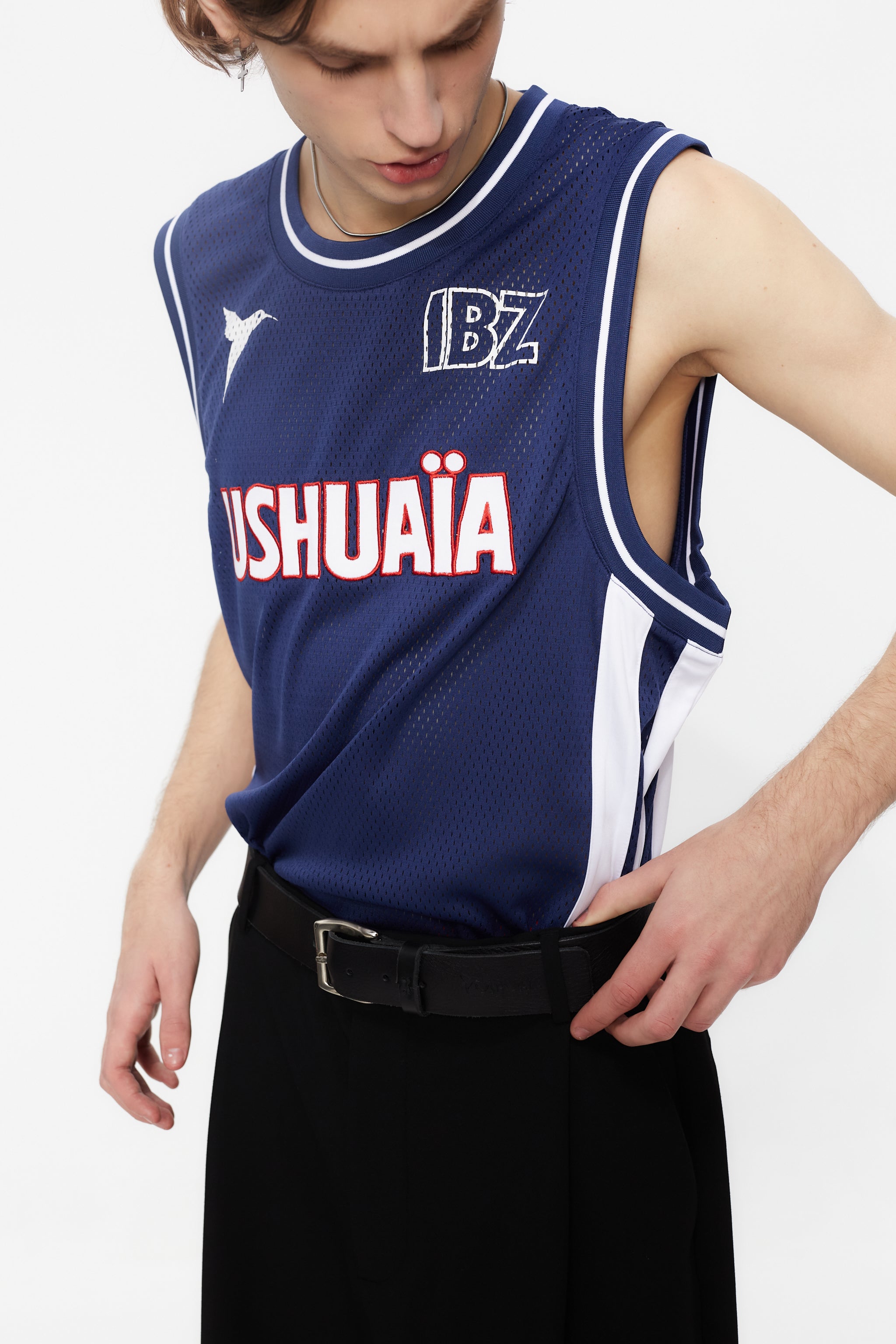 Basket shirt made of mesh fabric, lightweight and breathable. Round neck and ribbed armhole sleeves. Contrast combined print and application detail on front and back. Patch on the front.