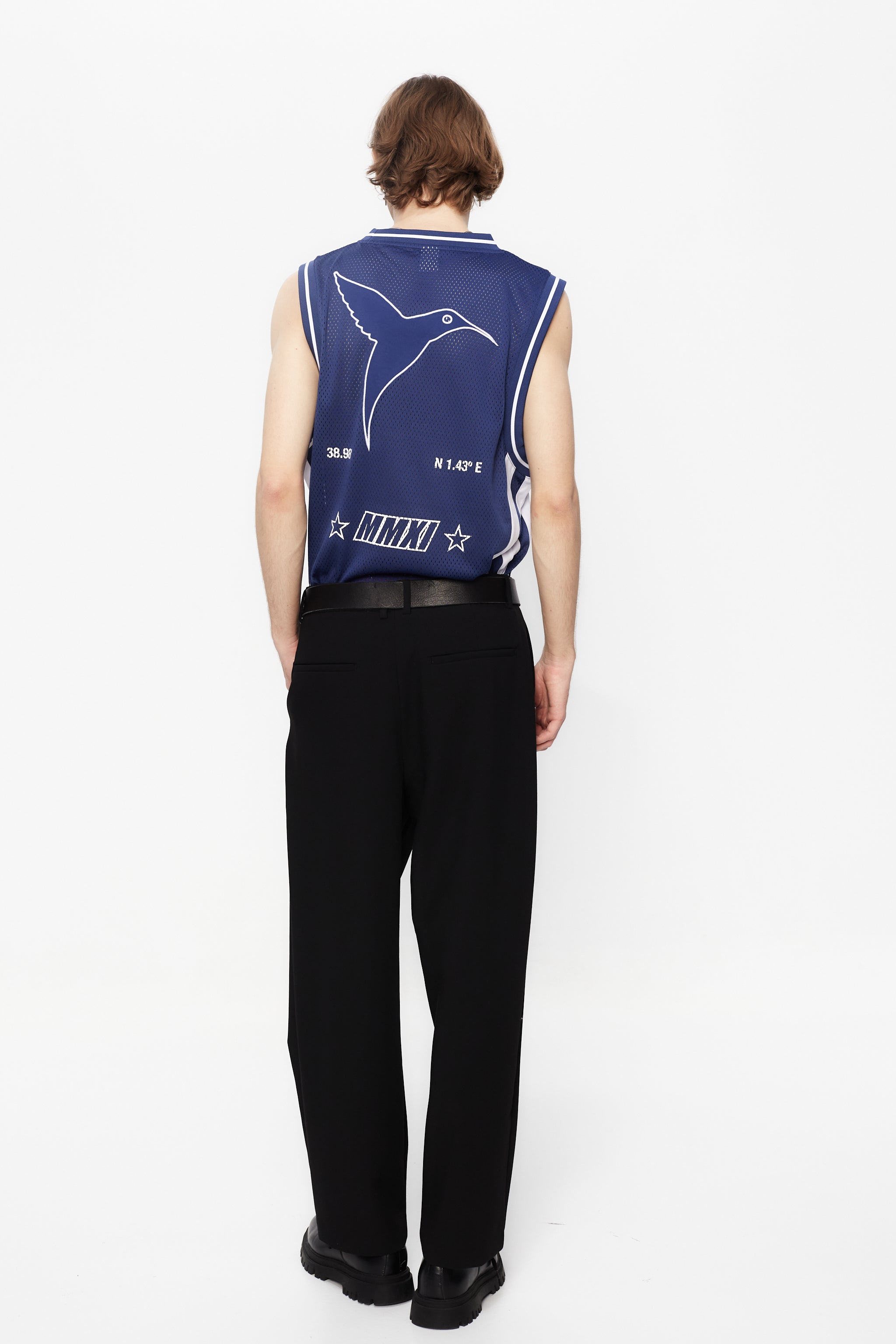 Basket shirt made of mesh fabric, lightweight and breathable. Round neck and ribbed armhole sleeves. Contrast combined print and application detail on front and back. Patch on the front.