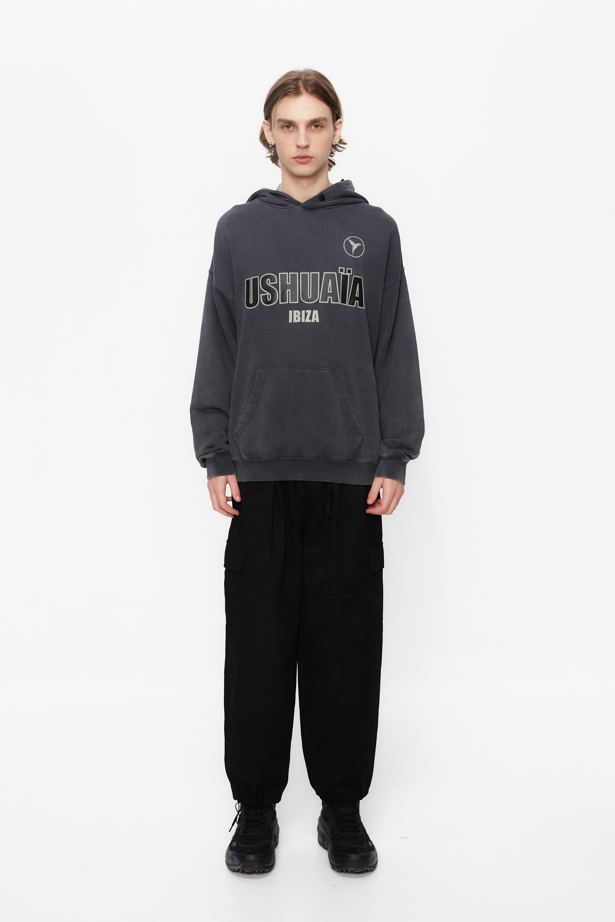 Oversized sweatshirt with adjustable hood with automatic and washed long sleeves with fade out effect. Contrast combined print detail on the front. Kangaroo pocket on the front. Ribbed finishes.