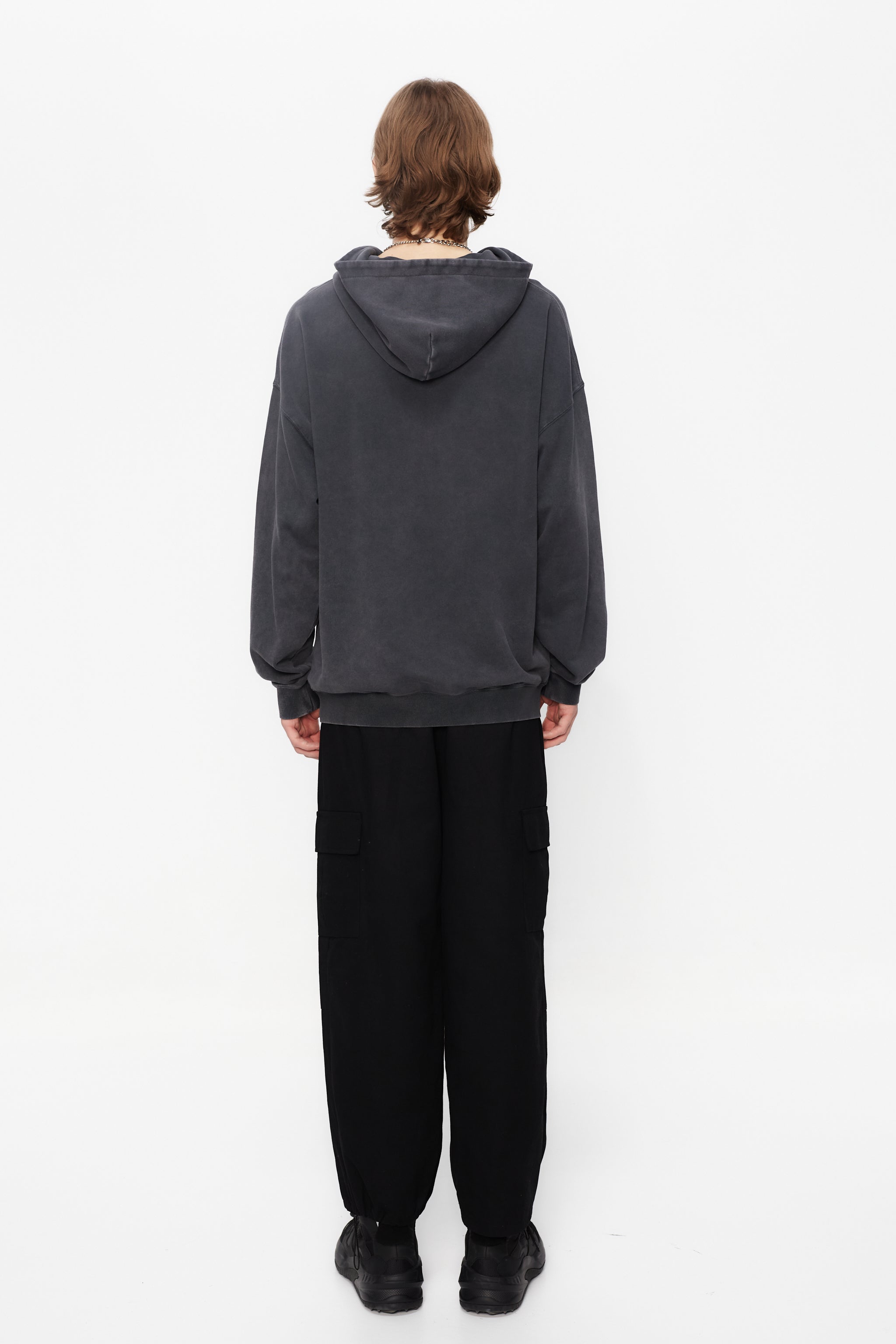Oversized sweatshirt with adjustable hood with automatic and washed long sleeves with fade out effect. Contrast combined print detail on the front. Kangaroo pocket on the front. Ribbed finishes.