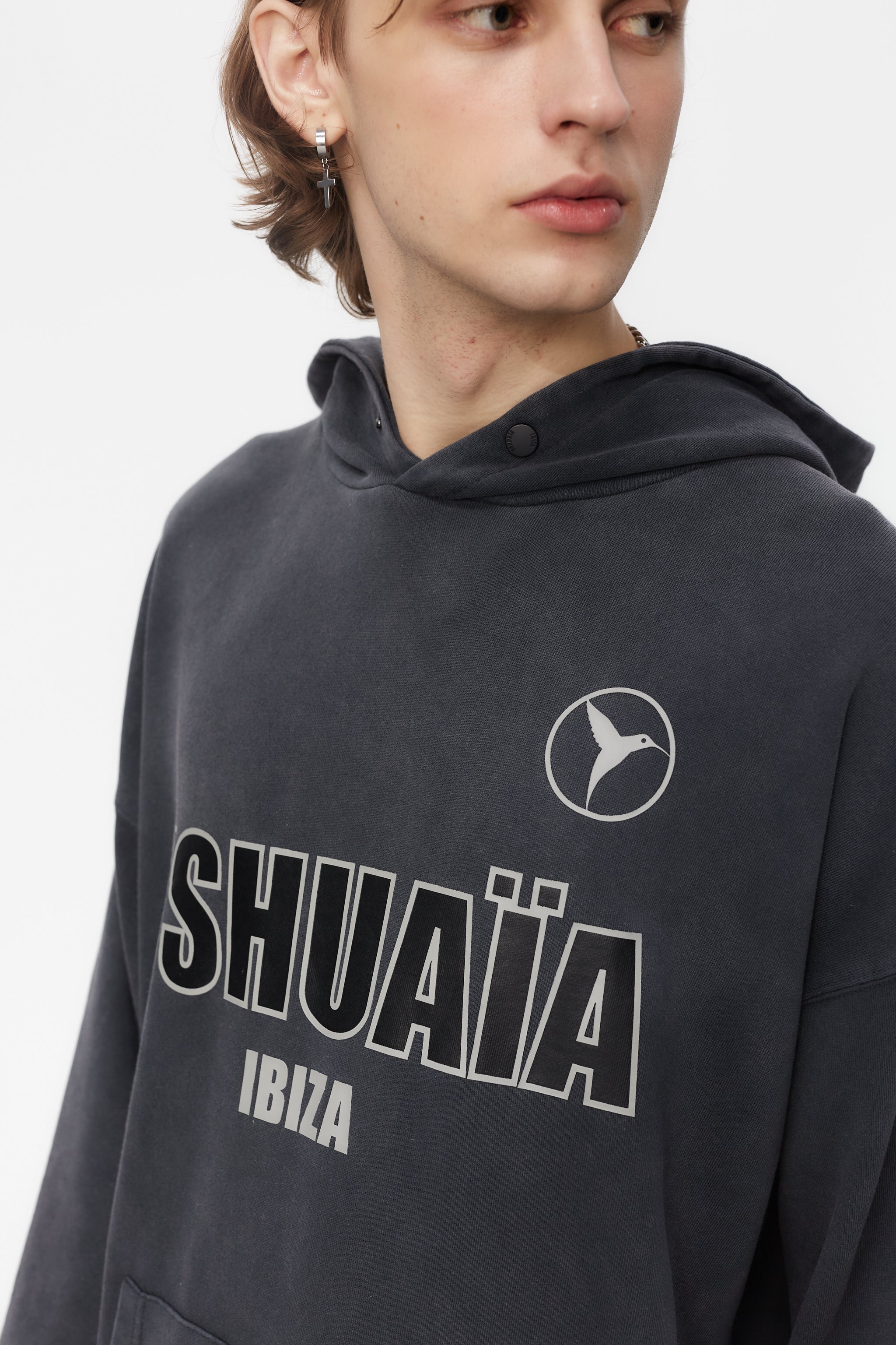 Oversized sweatshirt with adjustable hood with automatic and washed long sleeves with fade out effect. Contrast combined print detail on the front. Kangaroo pocket on the front. Ribbed finishes.