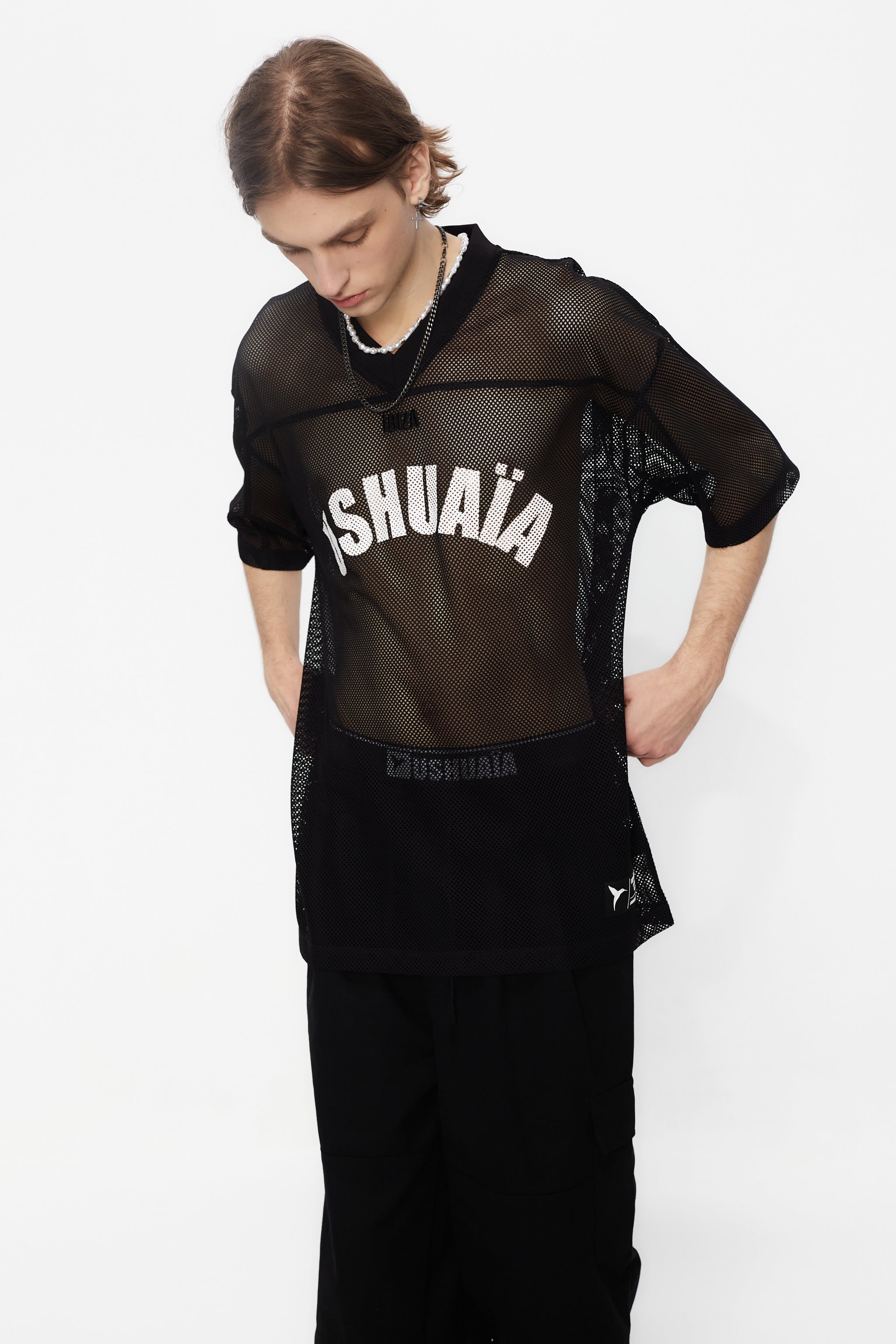 Rugby style t-shirt made of mesh fabric, light and breathable. V-neck and short sleeves. Contrasting embroidery and print detail on the front. Central seam on the back.