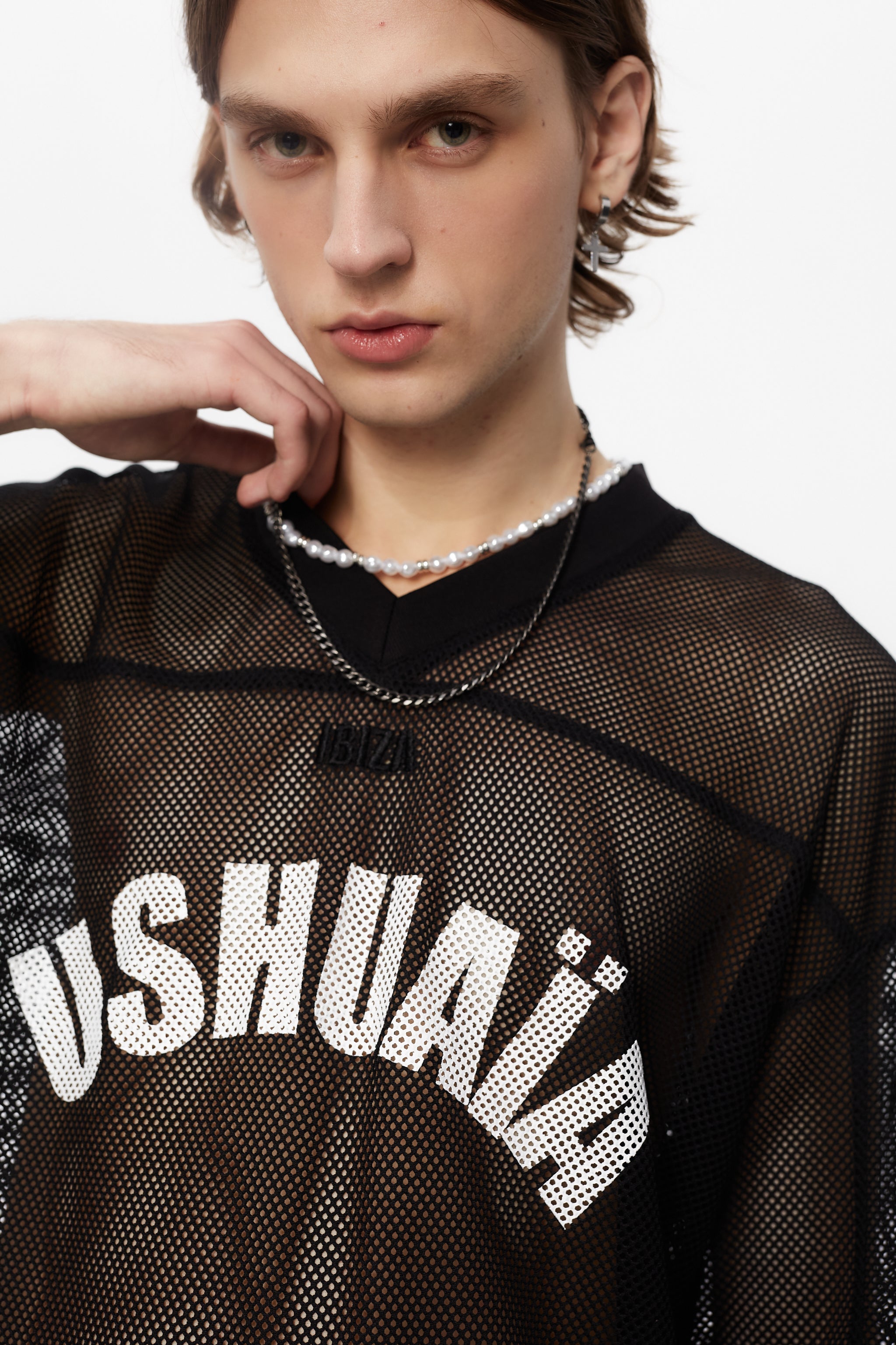 Rugby style t-shirt made of mesh fabric, light and breathable. V-neck and short sleeves. Contrasting embroidery and print detail on the front. Central seam on the back.