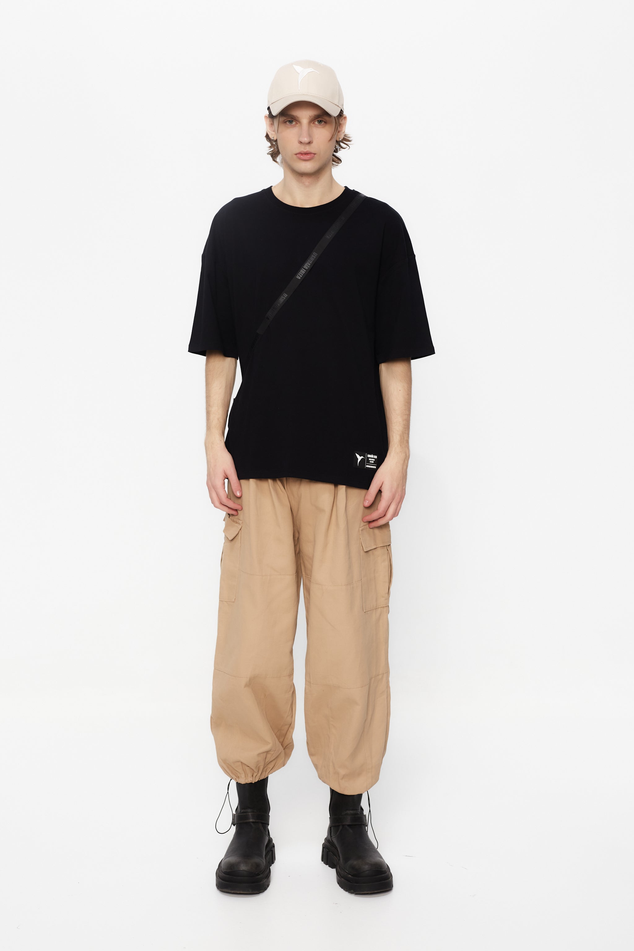 Oversize plus t-shirt with round neck and short sleeves. Patch detail on the front combined with contrast print on the back.