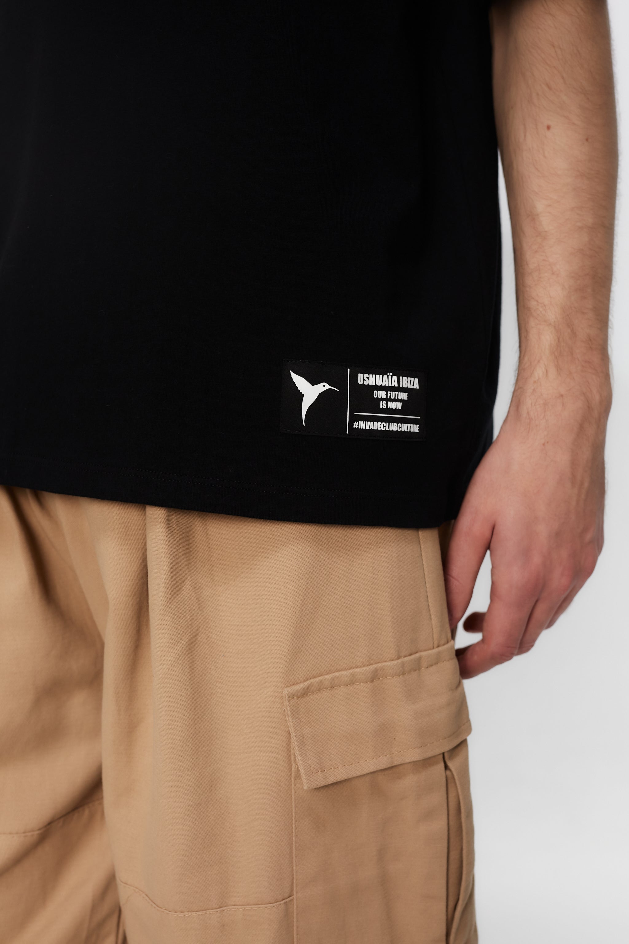 Oversize plus t-shirt with round neck and short sleeves. Patch detail on the front combined with contrast print on the back.