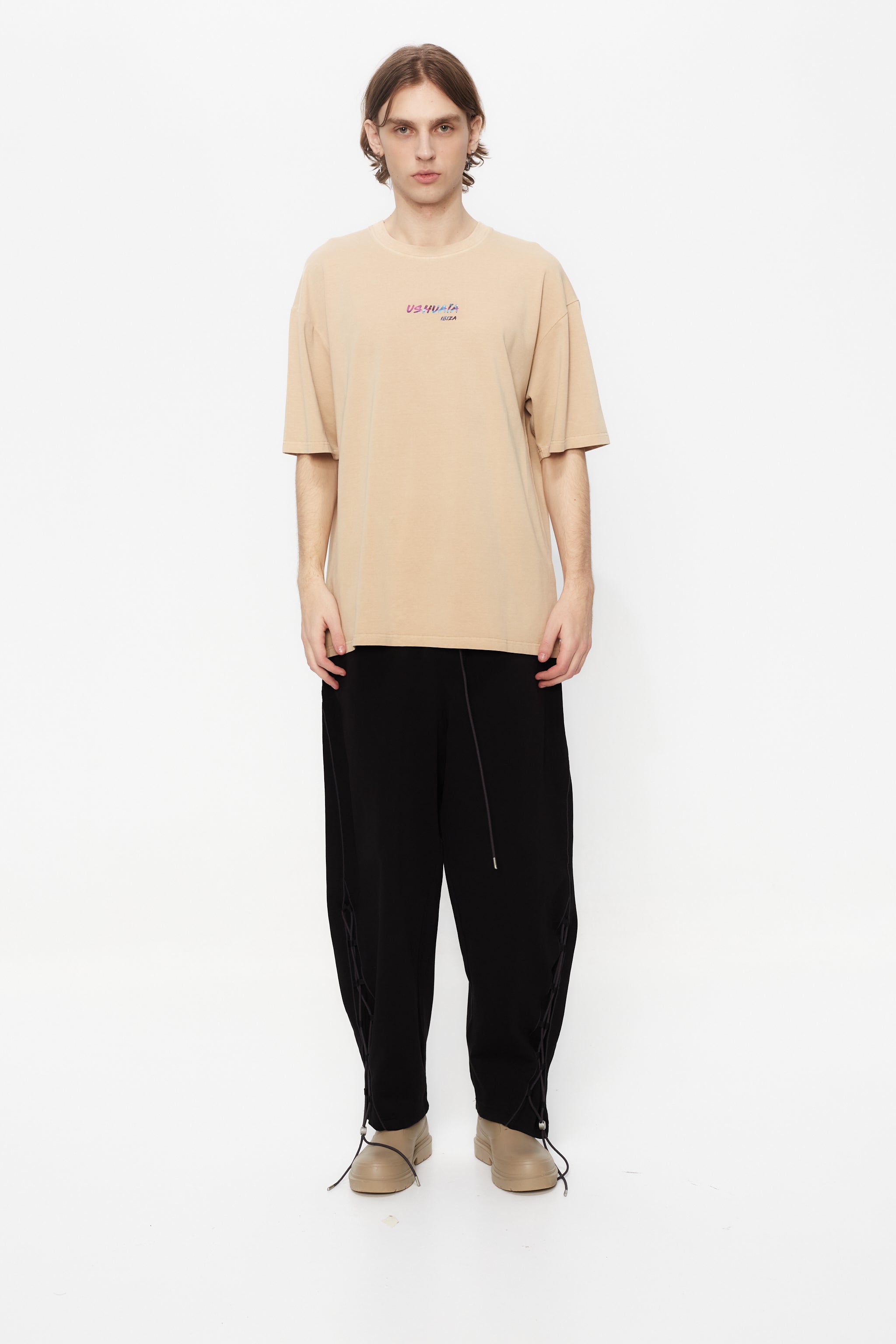 Oversized t-shirt with round neck and short sleeves. Contrast combined print detail on front and back.