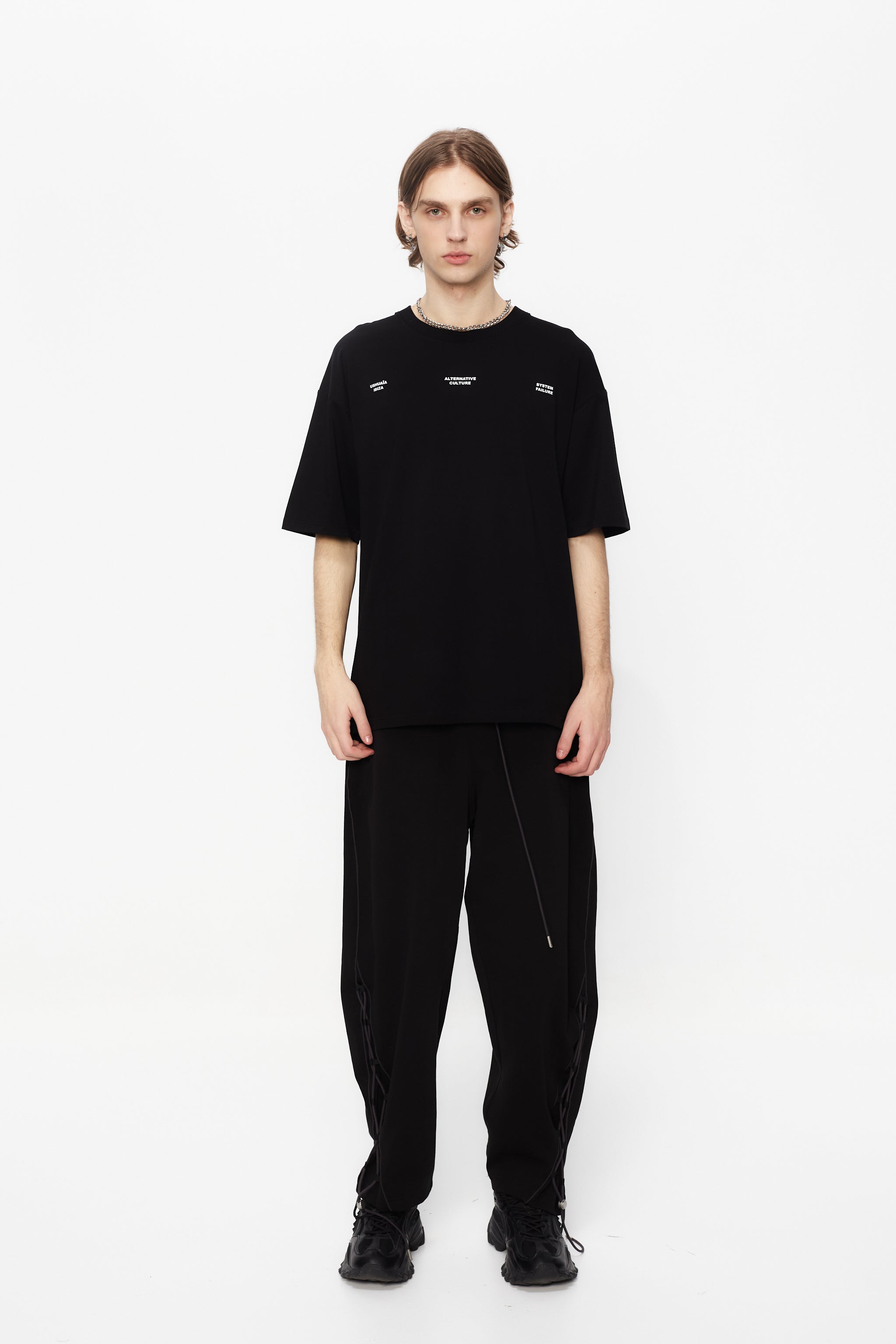 Oversized t-shirt with round neck and short sleeves. Contrast combined print detail on front and back.