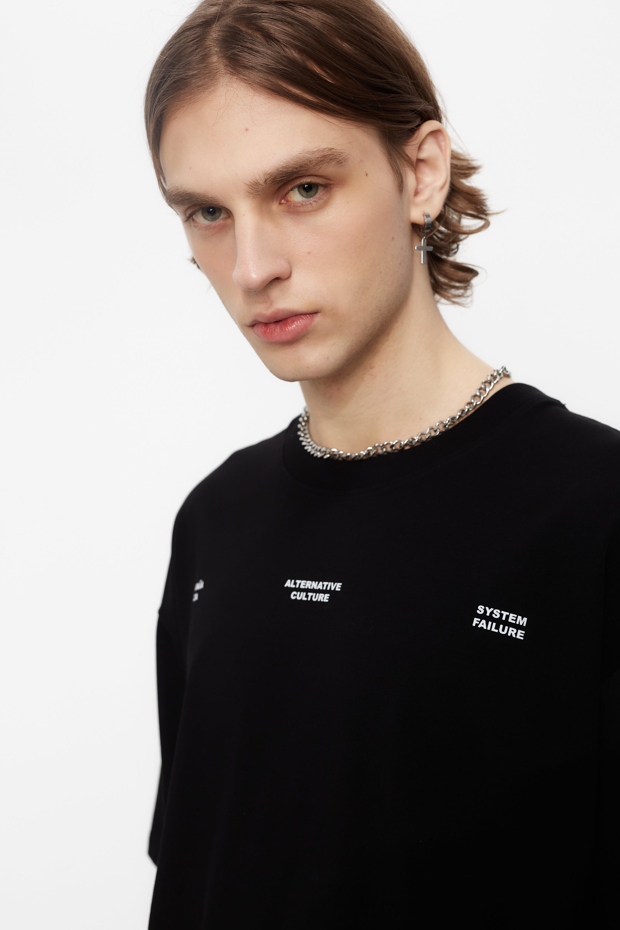 Oversized t-shirt with round neck and short sleeves. Contrast combined print detail on front and back.