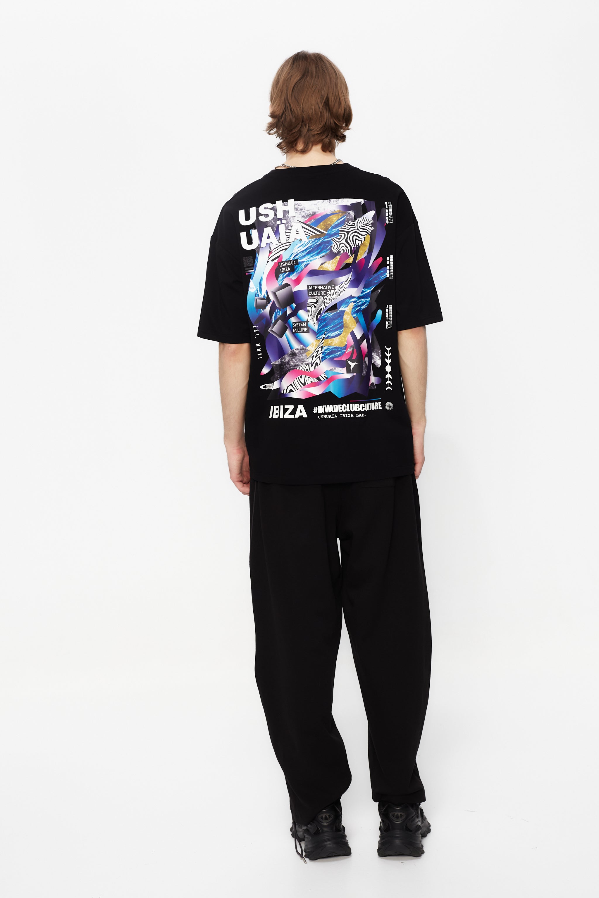 Oversized t-shirt with round neck and short sleeves. Contrast combined print detail on front and back.