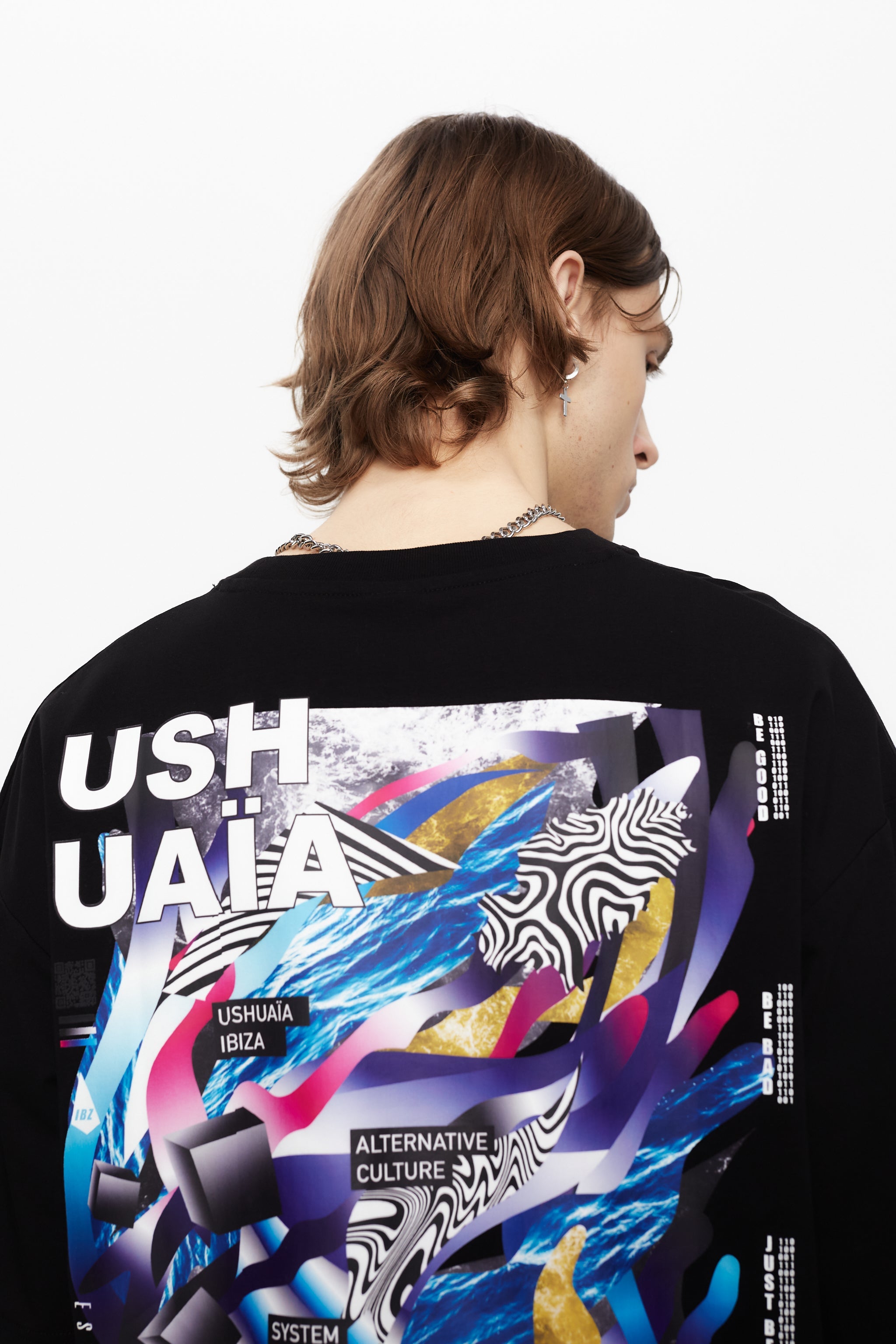 Oversized t-shirt with round neck and short sleeves. Contrast combined print detail on front and back.