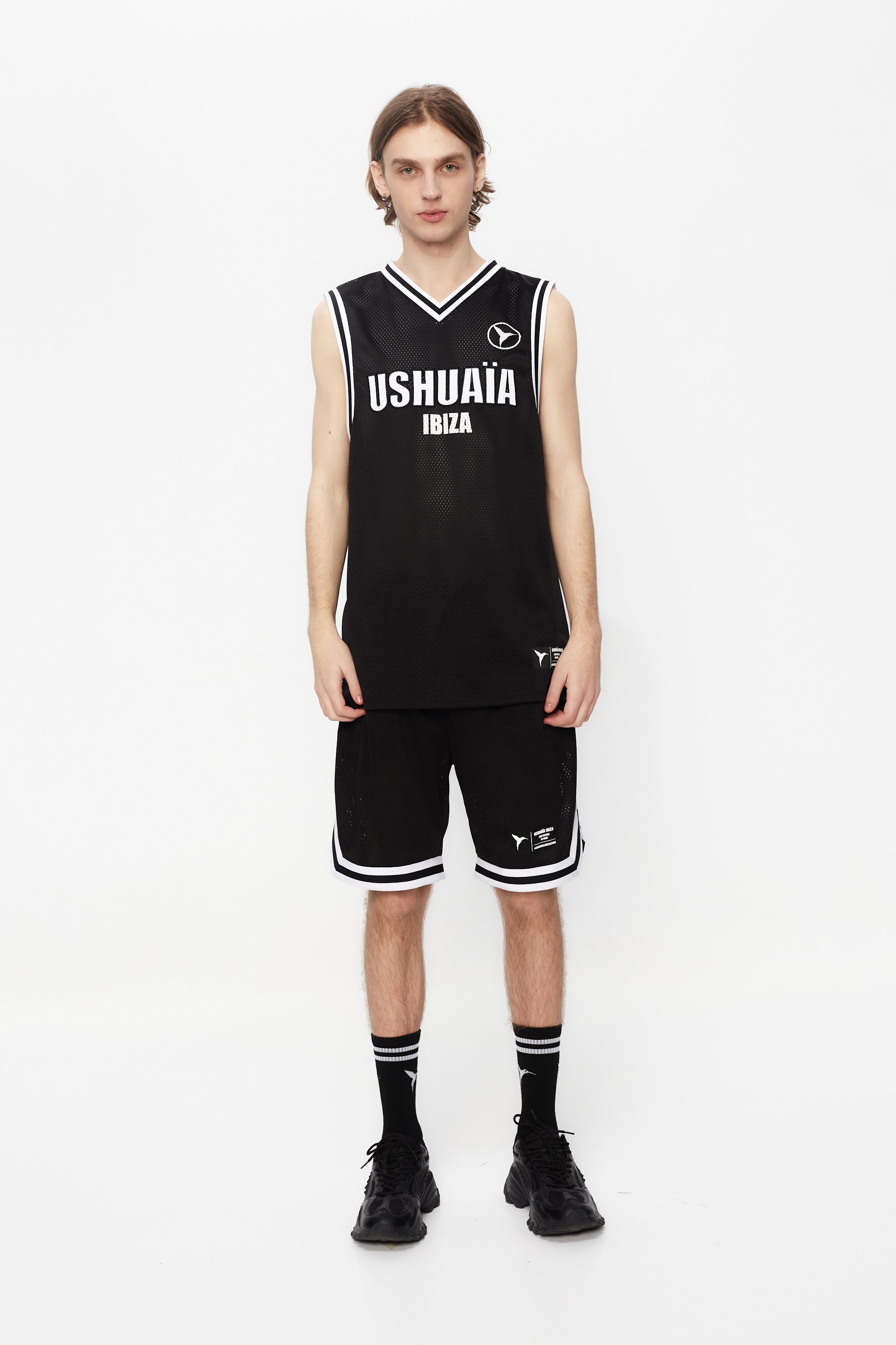 Basketball shirt made of mesh fabric, lightweight and breathable. V-neck and ribbed armhole sleeves. Contrast combined print and application detail on front and back. Patch on the front.
