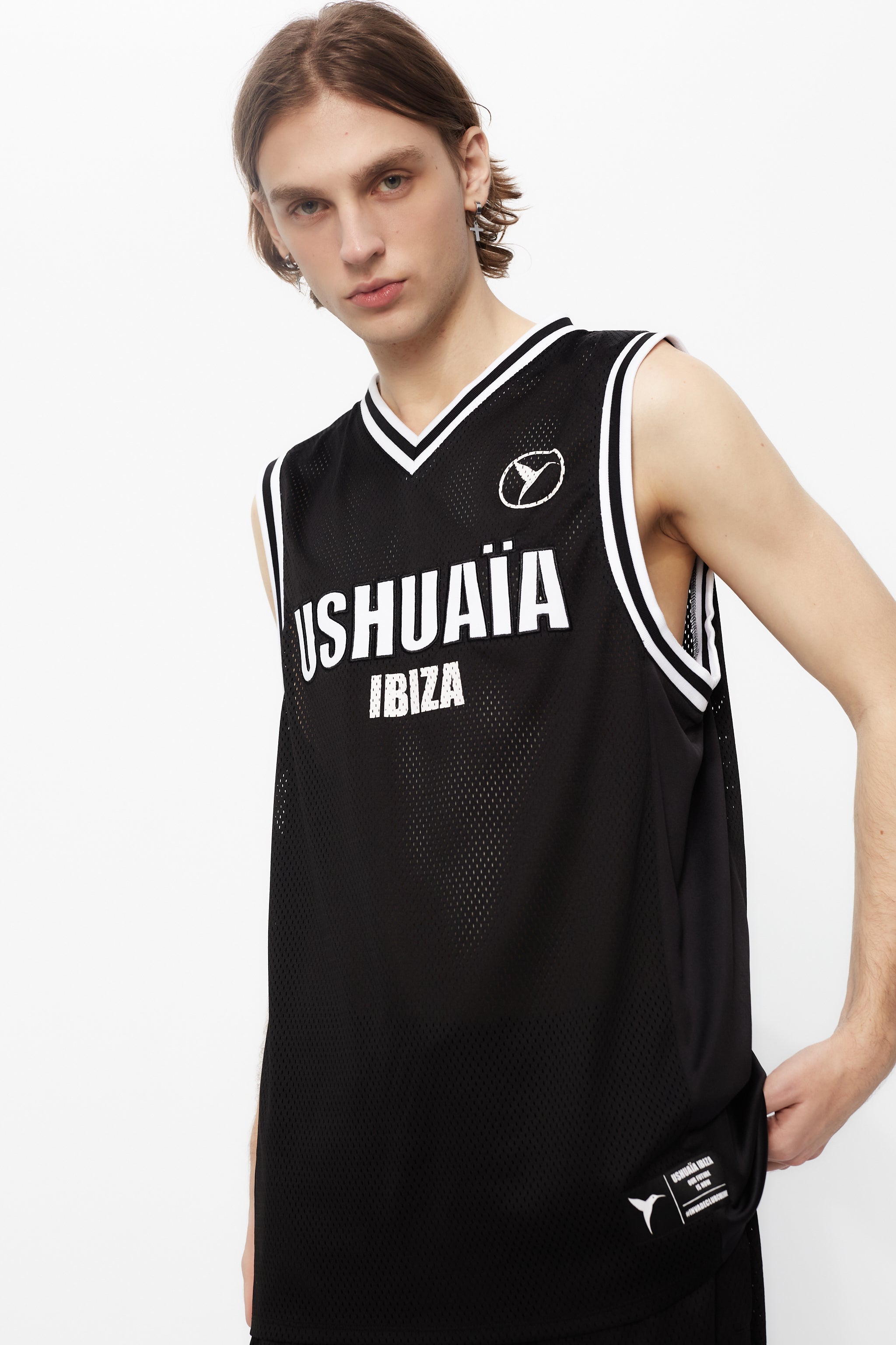 Basketball shirt made of mesh fabric, lightweight and breathable. V-neck and ribbed armhole sleeves. Contrast combined print and application detail on front and back. Patch on the front.