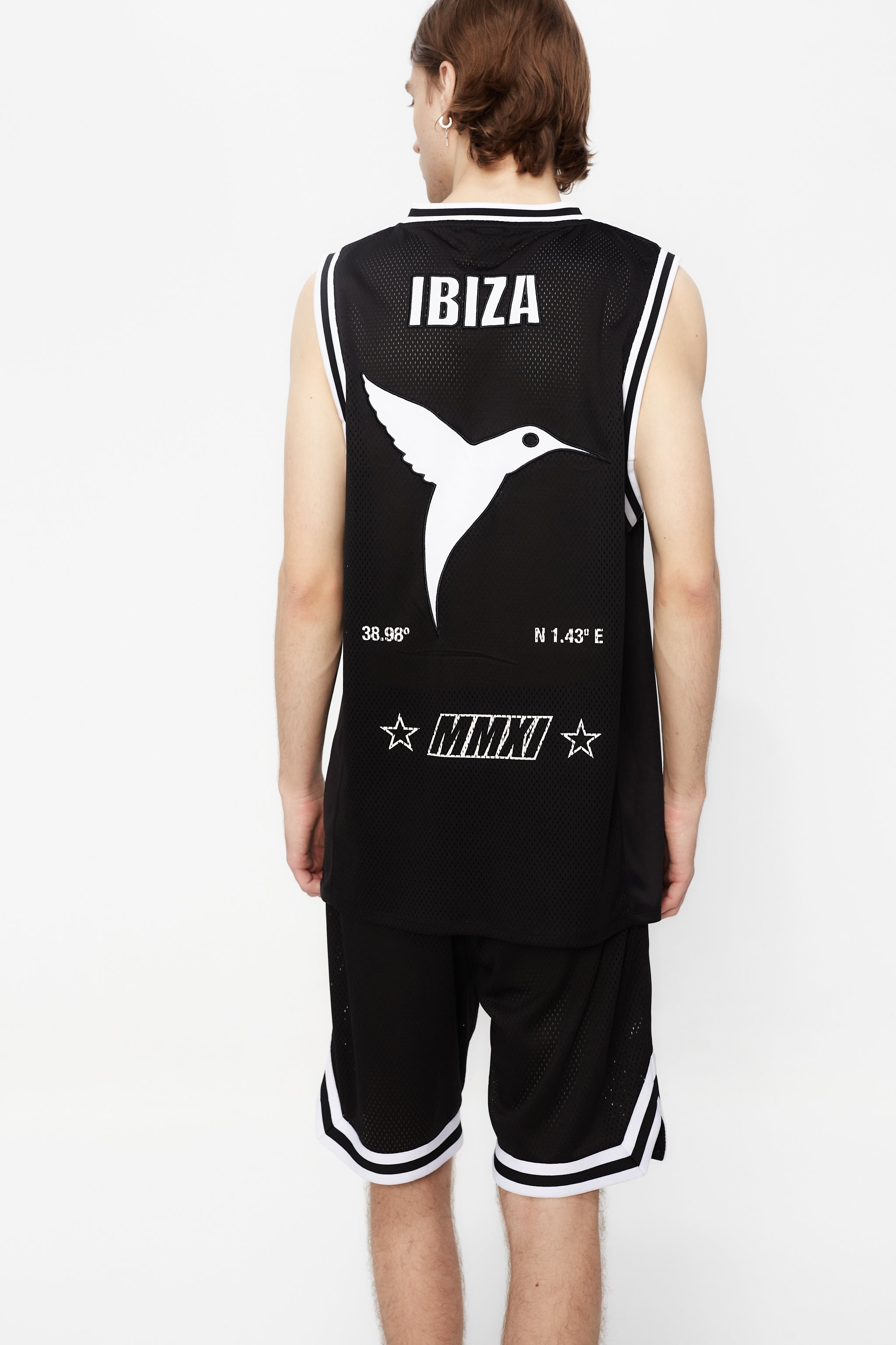 Basketball shirt made of mesh fabric, lightweight and breathable. V-neck and ribbed armhole sleeves. Contrast combined print and application detail on front and back. Patch on the front.