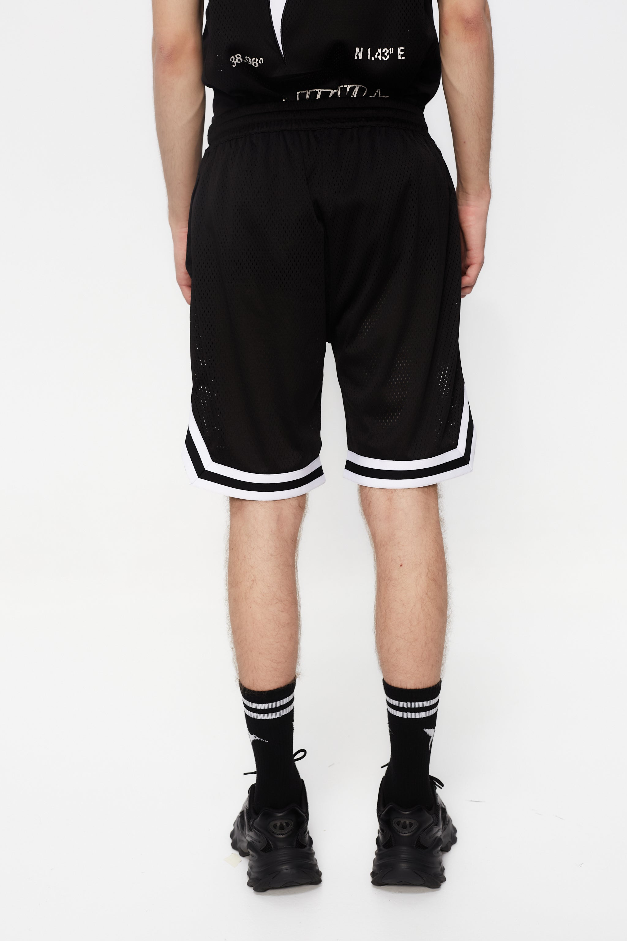 Bermuda shorts made of mesh fabric, light and breathable. Adjustable elastic waist with inner drawstring. Contrasting combined print on the front and side embroidery. Decorative snap detail on the sides with integrated pockets.