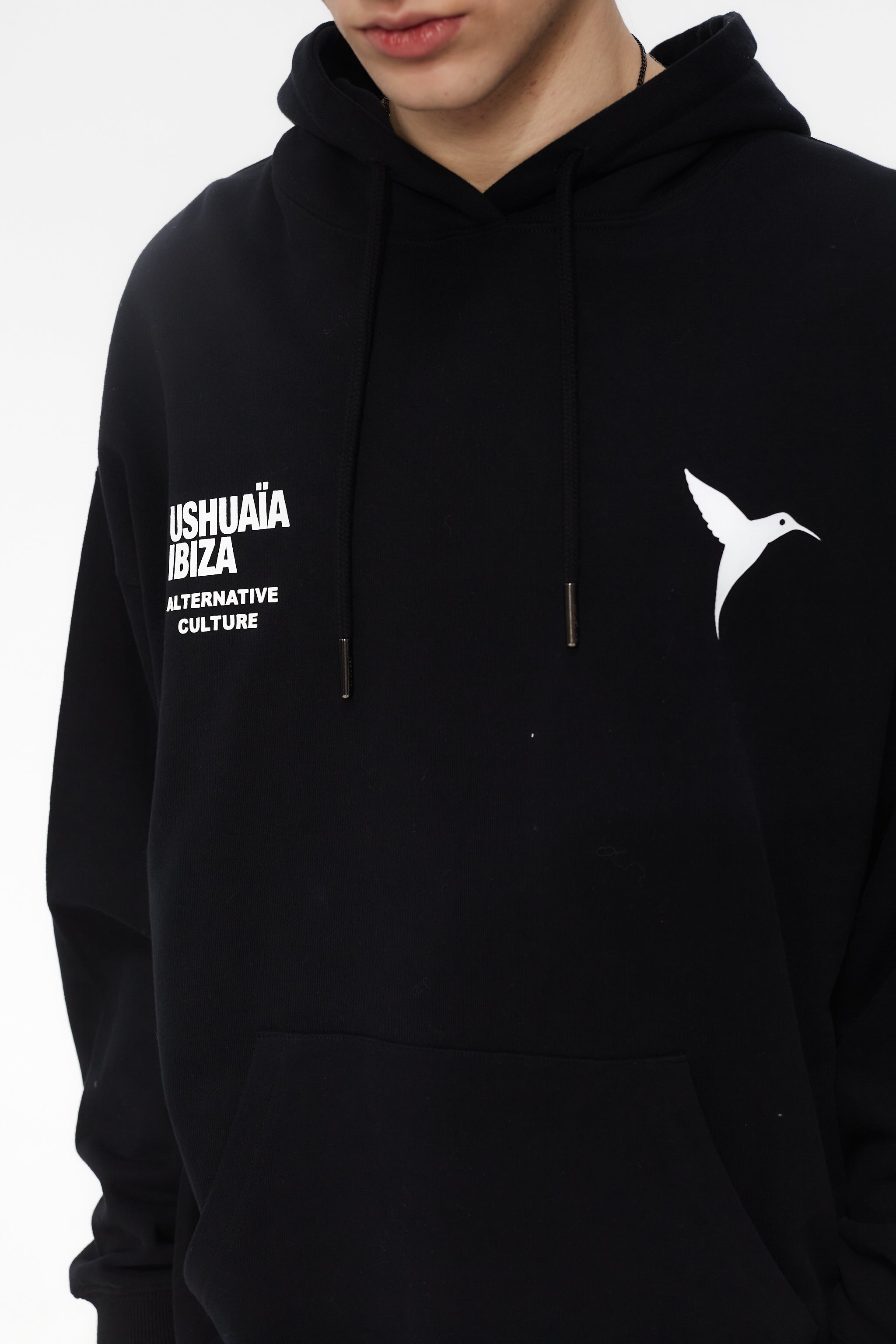 Oversized sweatshirt with adjustable hood with drawstring and washed long sleeves with peach effect. Contrast combined print detail on the front. Kangaroo pocket on the front. Ribbed finishes.