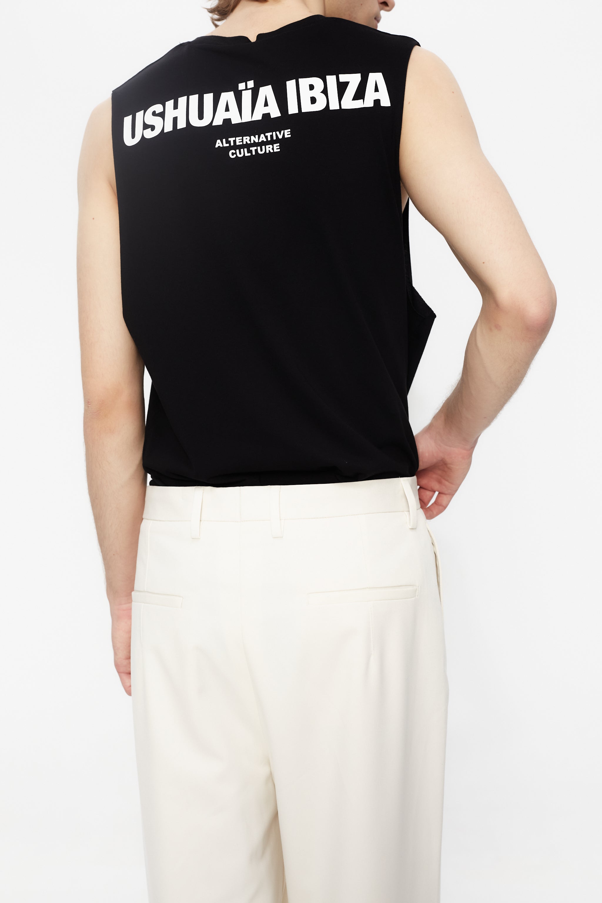 Round neck t-shirt with armhole sleeves. Contrast combined print detail on front and back.