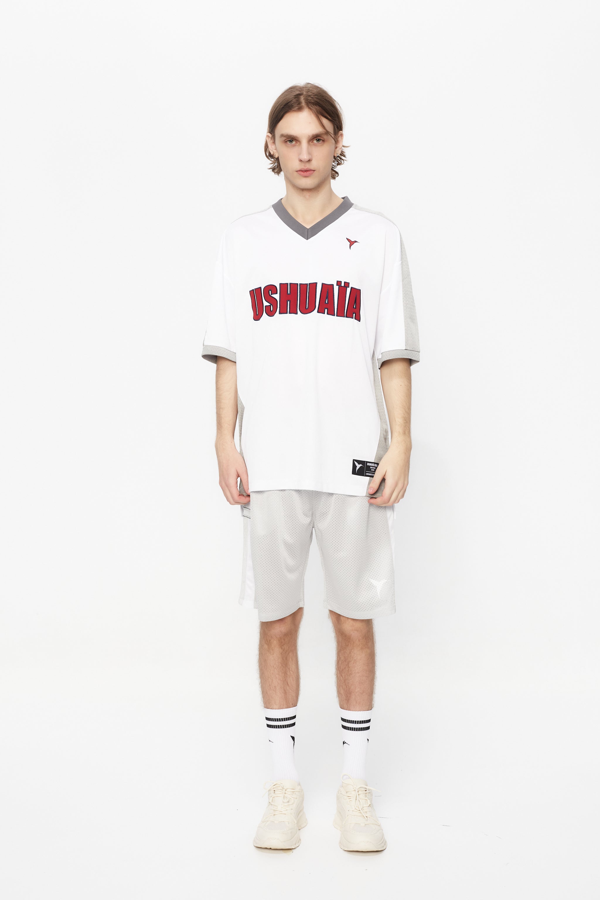 Bermuda shorts made of mesh fabric, light and breathable. Adjustable elastic waist with inner drawstring. Contrasting combined print on the front and side embroidery. Decorative snap detail on the sides with integrated pockets