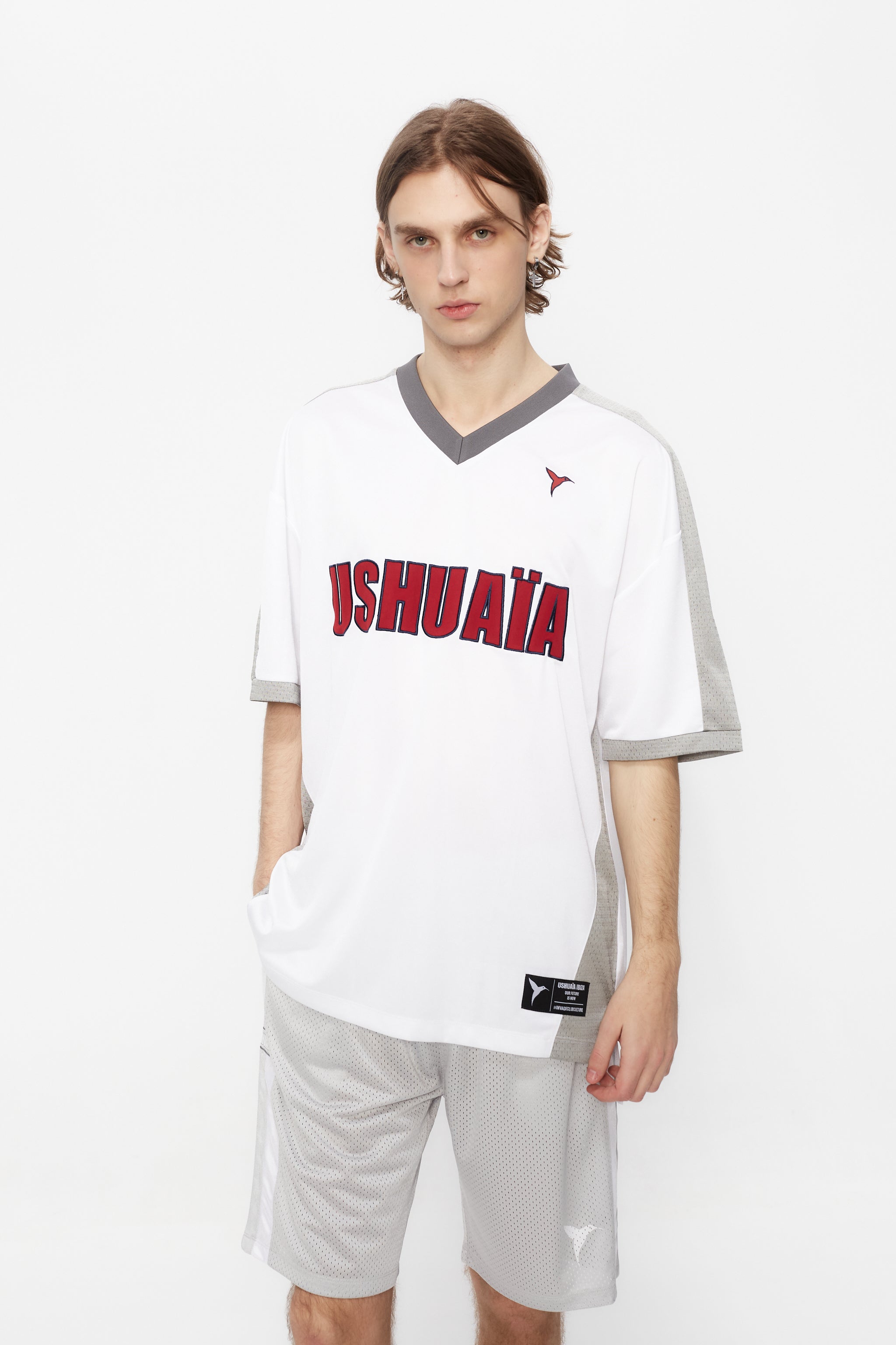 Bermuda shorts made of mesh fabric, light and breathable. Adjustable elastic waist with inner drawstring. Contrasting combined print on the front and side embroidery. Decorative snap detail on the sides with integrated pockets