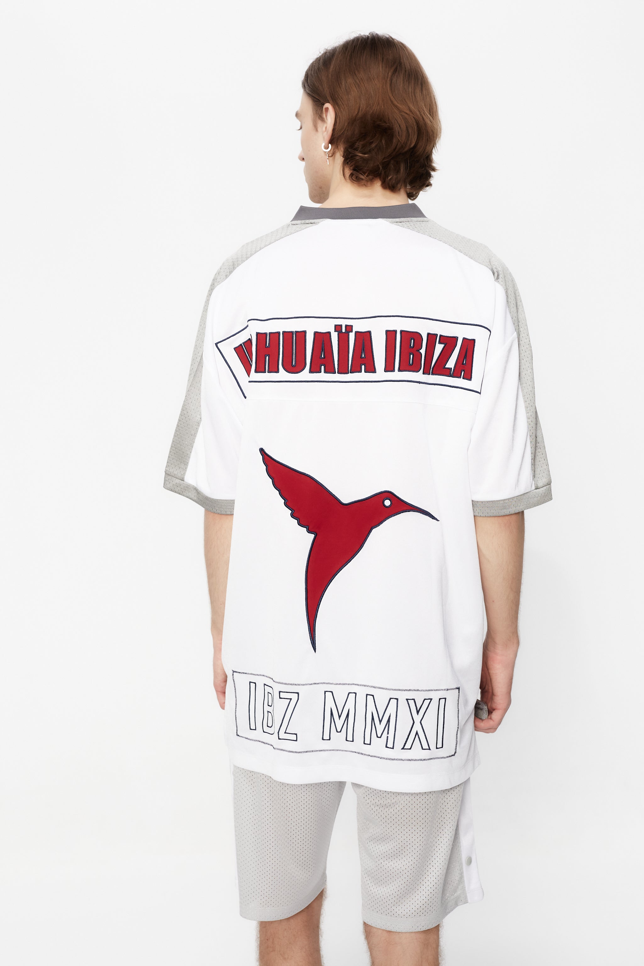 Bermuda shorts made of mesh fabric, light and breathable. Adjustable elastic waist with inner drawstring. Contrasting combined print on the front and side embroidery. Decorative snap detail on the sides with integrated pockets