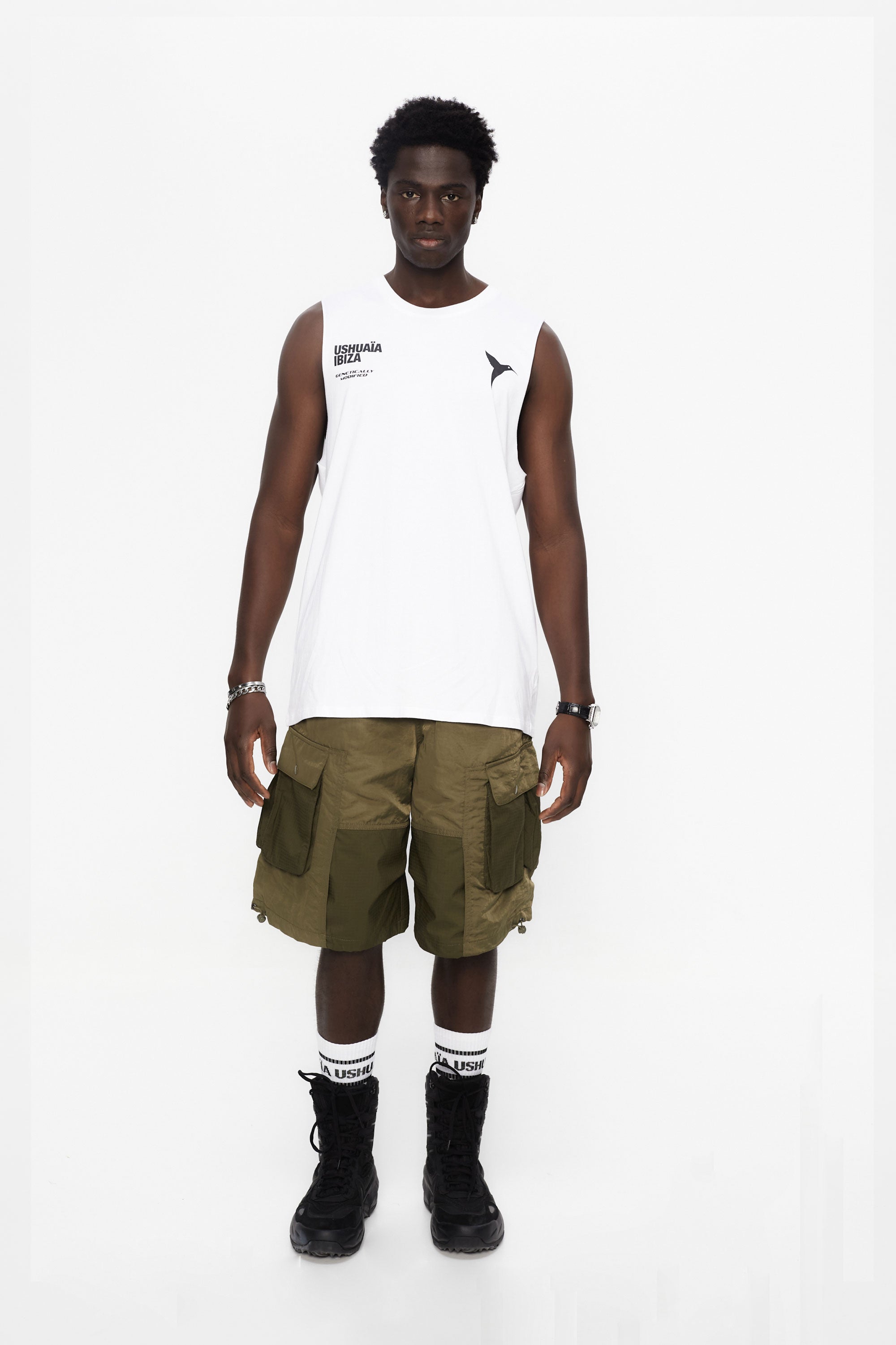 Round neck t-shirt with armhole sleeves. Contrast combined print detail on front and back