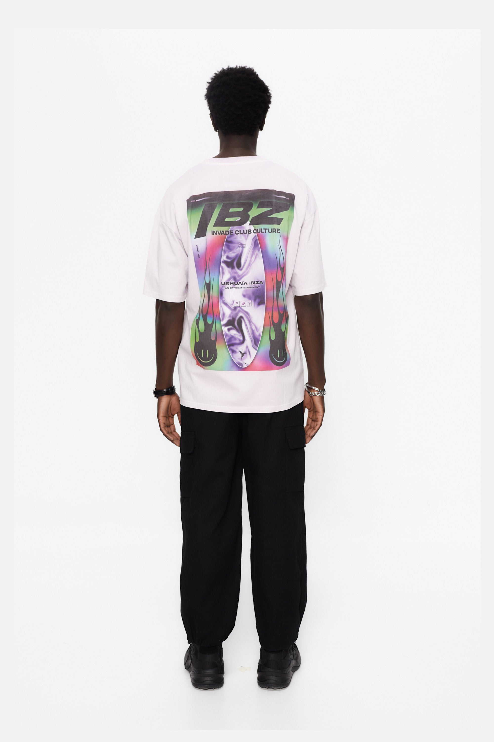 Oversized t-shirt with round neck and short sleeves. Contrast combined print detail on front and back.