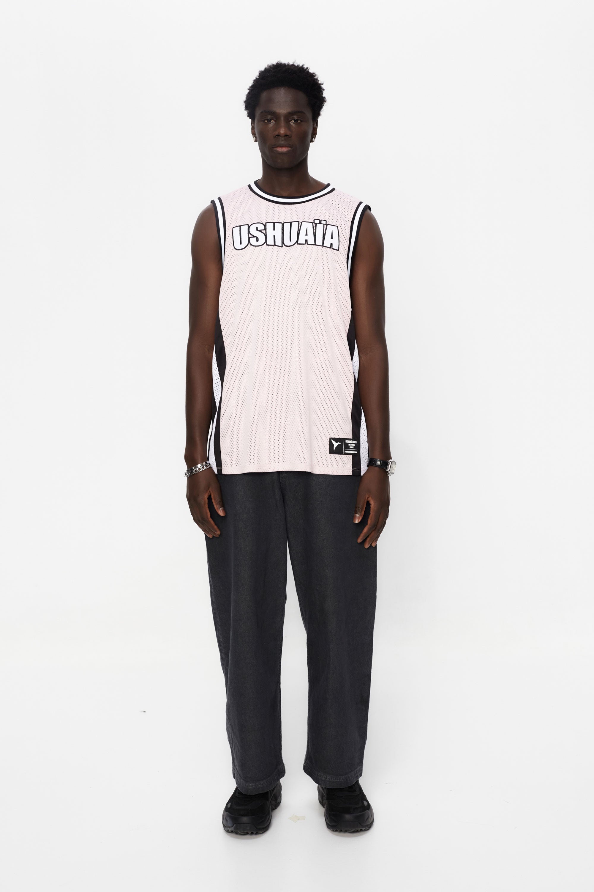 Basketball shirt made of mesh fabric, lightweight and breathable. Round neck and ribbed armhole sleeves. Contrast combined print and application detail on front and back. Patch on the front.