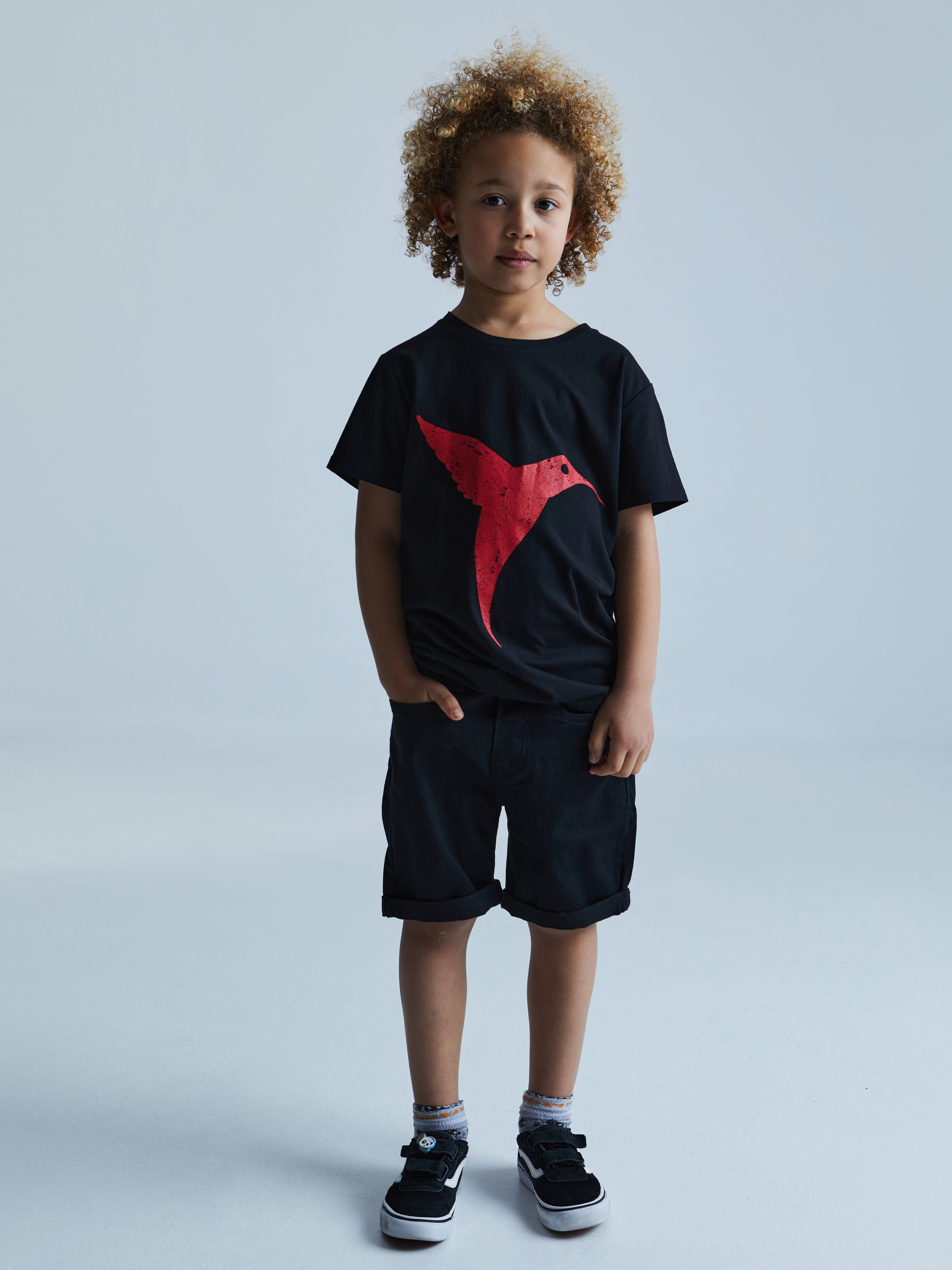 Round neck and short sleeve t -shirt. Print detail combined with contrast in front and back.