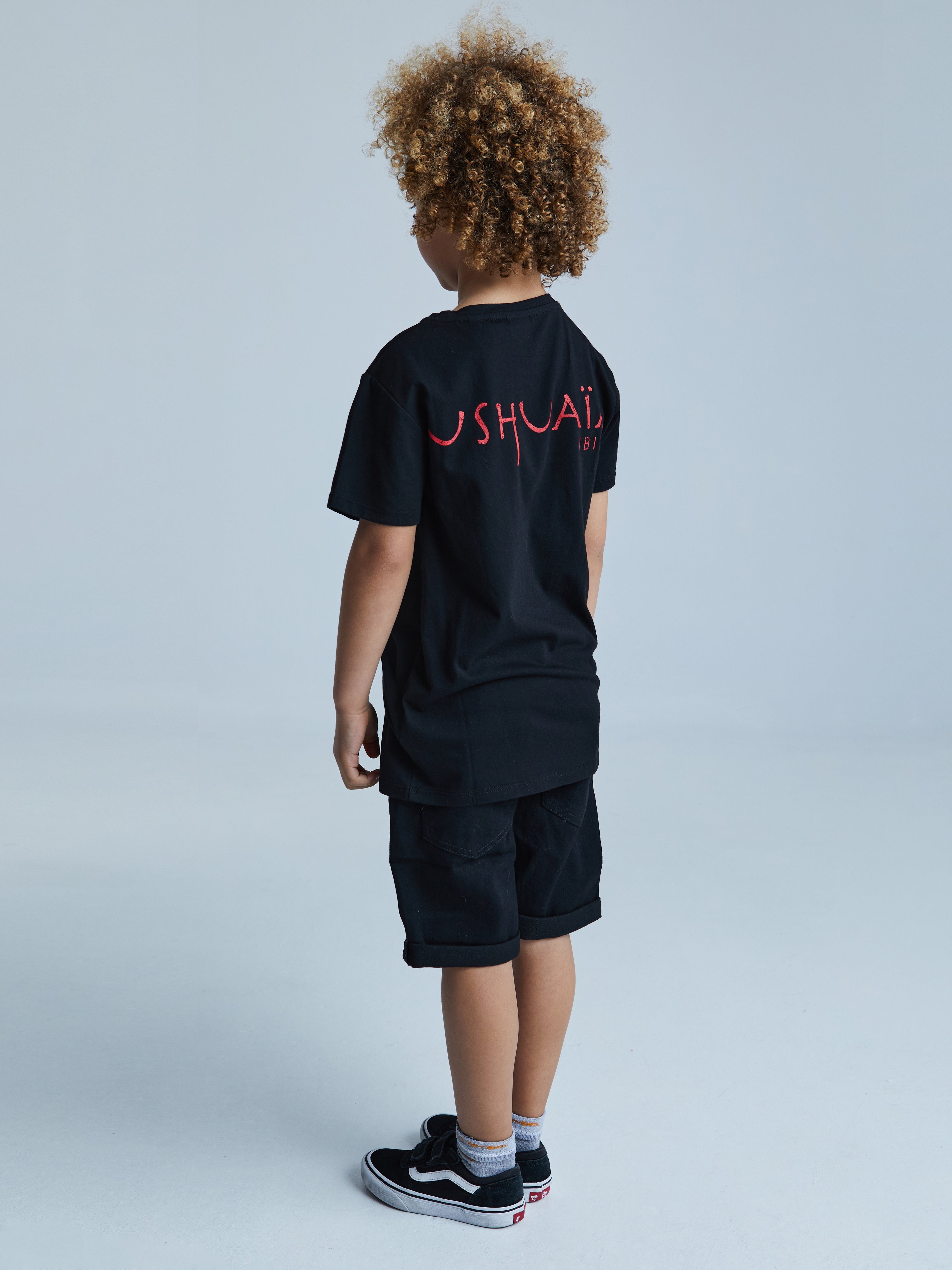 Round neck and short sleeve t -shirt. Print detail combined with contrast in front and back.