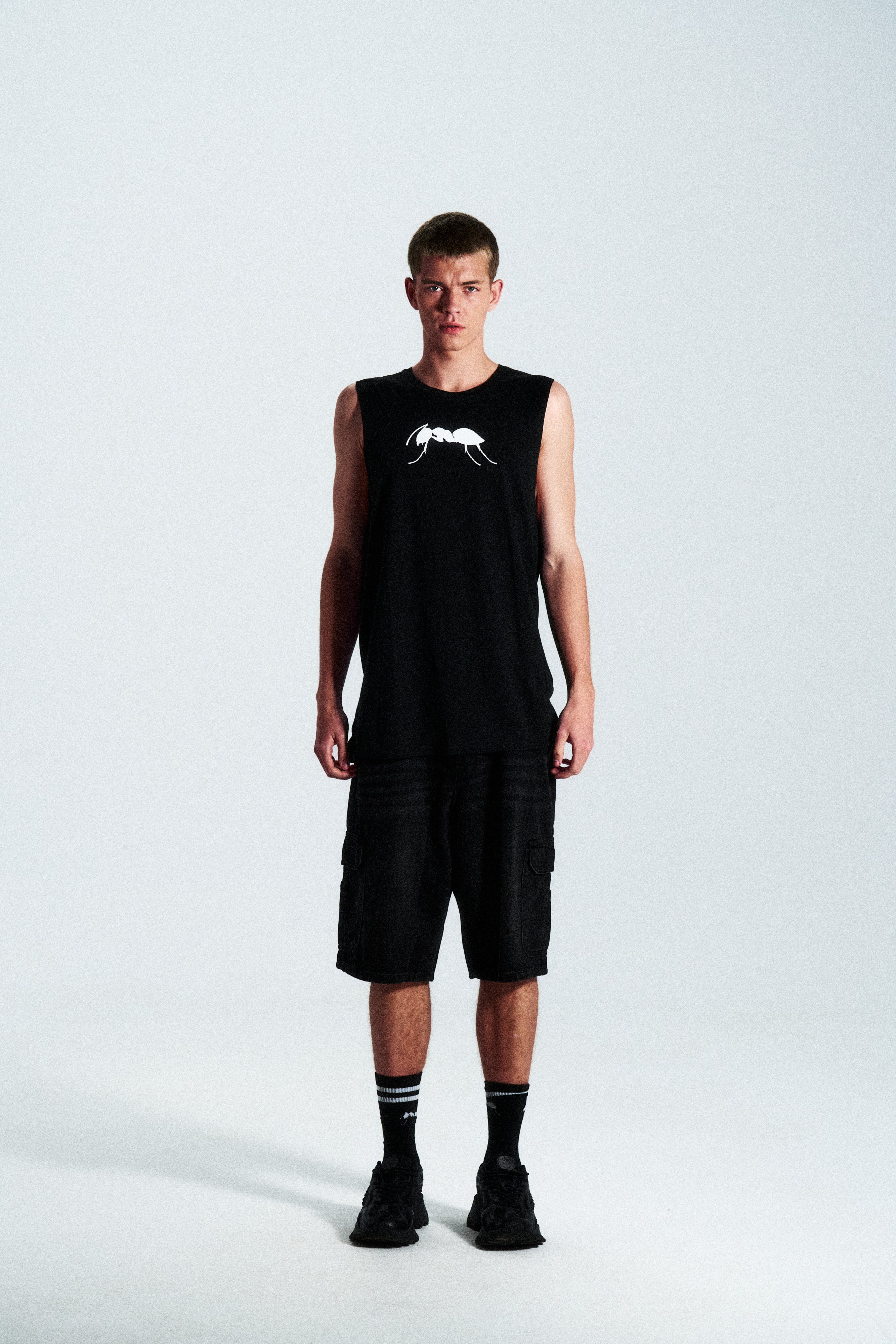Sleeveless cotton t-shirt with ANTS logo on the front. Urban fit and summer-ready style.