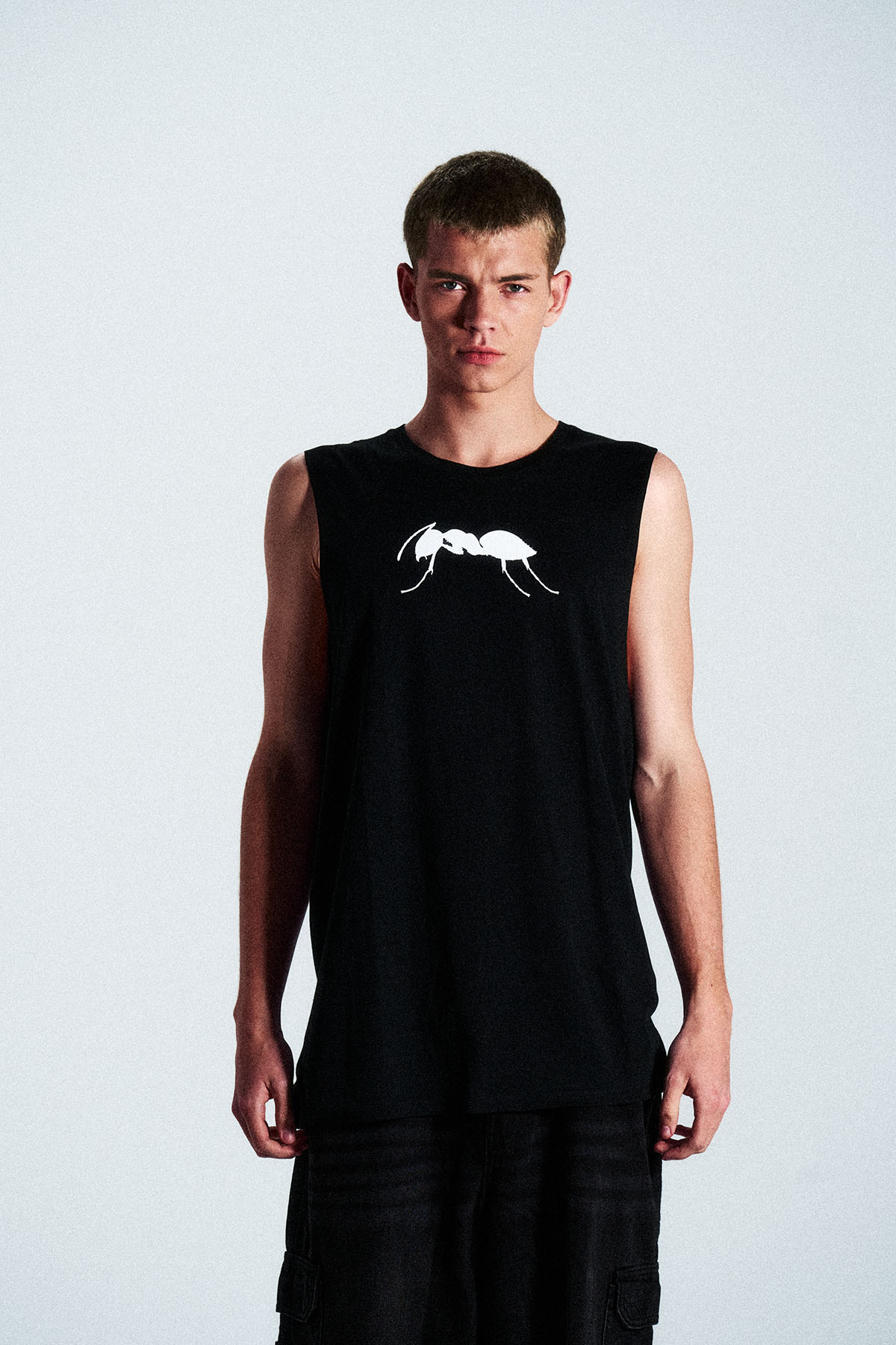 Sleeveless cotton t-shirt with ANTS logo on the front. Urban fit and summer-ready style.