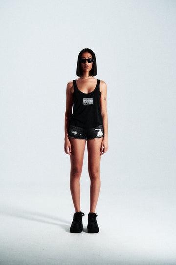 Short denim. Detalle trasero etiqueta en cuero con remache metálico.