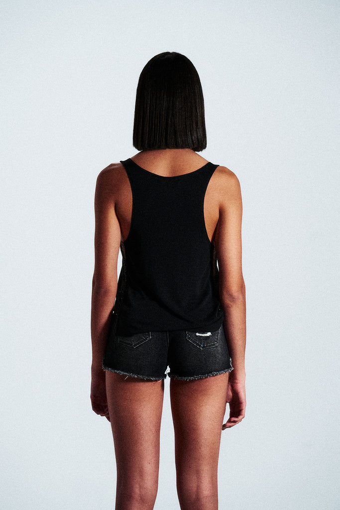 Short denim. Detalle trasero etiqueta en cuero con remache metálico.